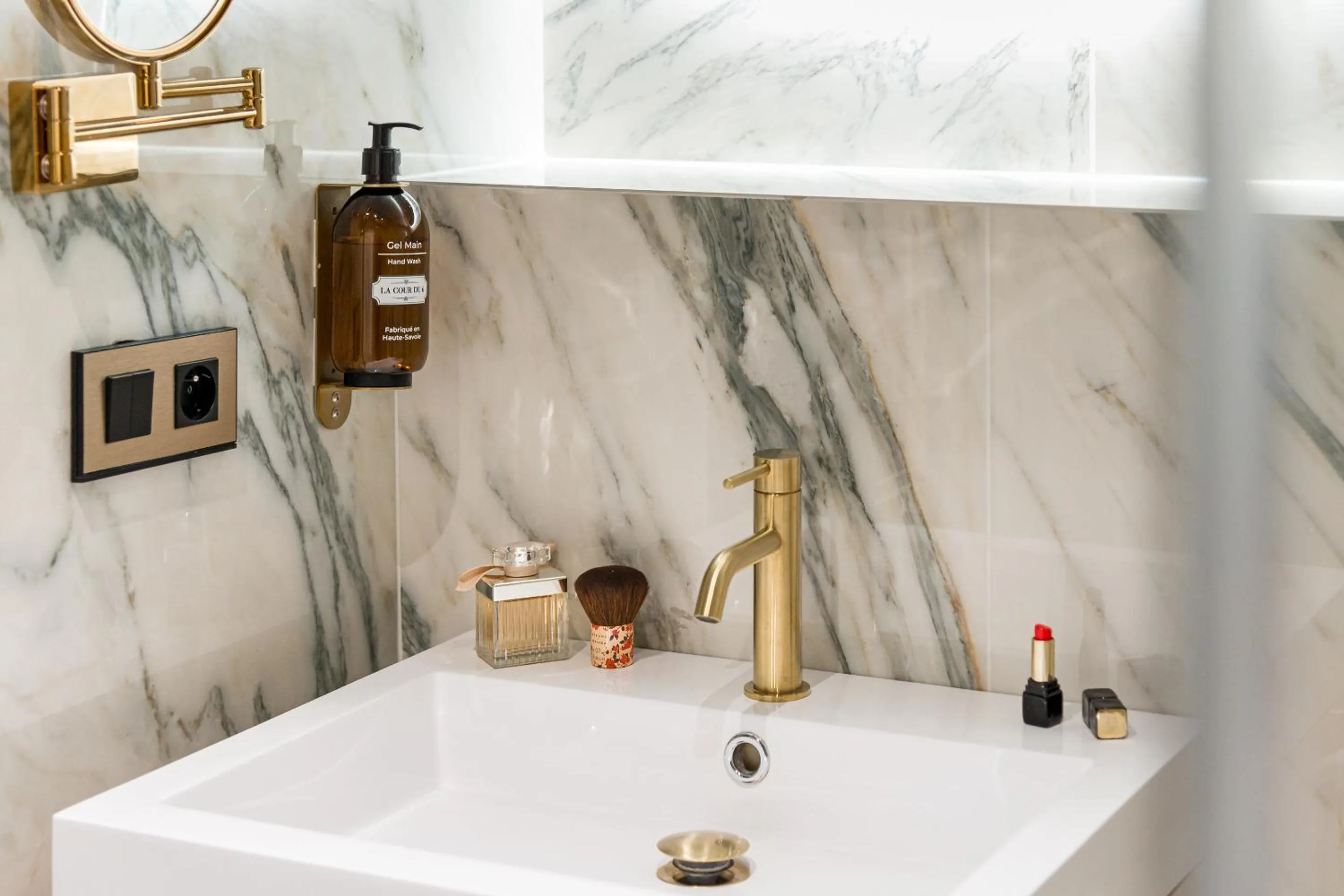 Bathroom in Hôtel La Cour du 6