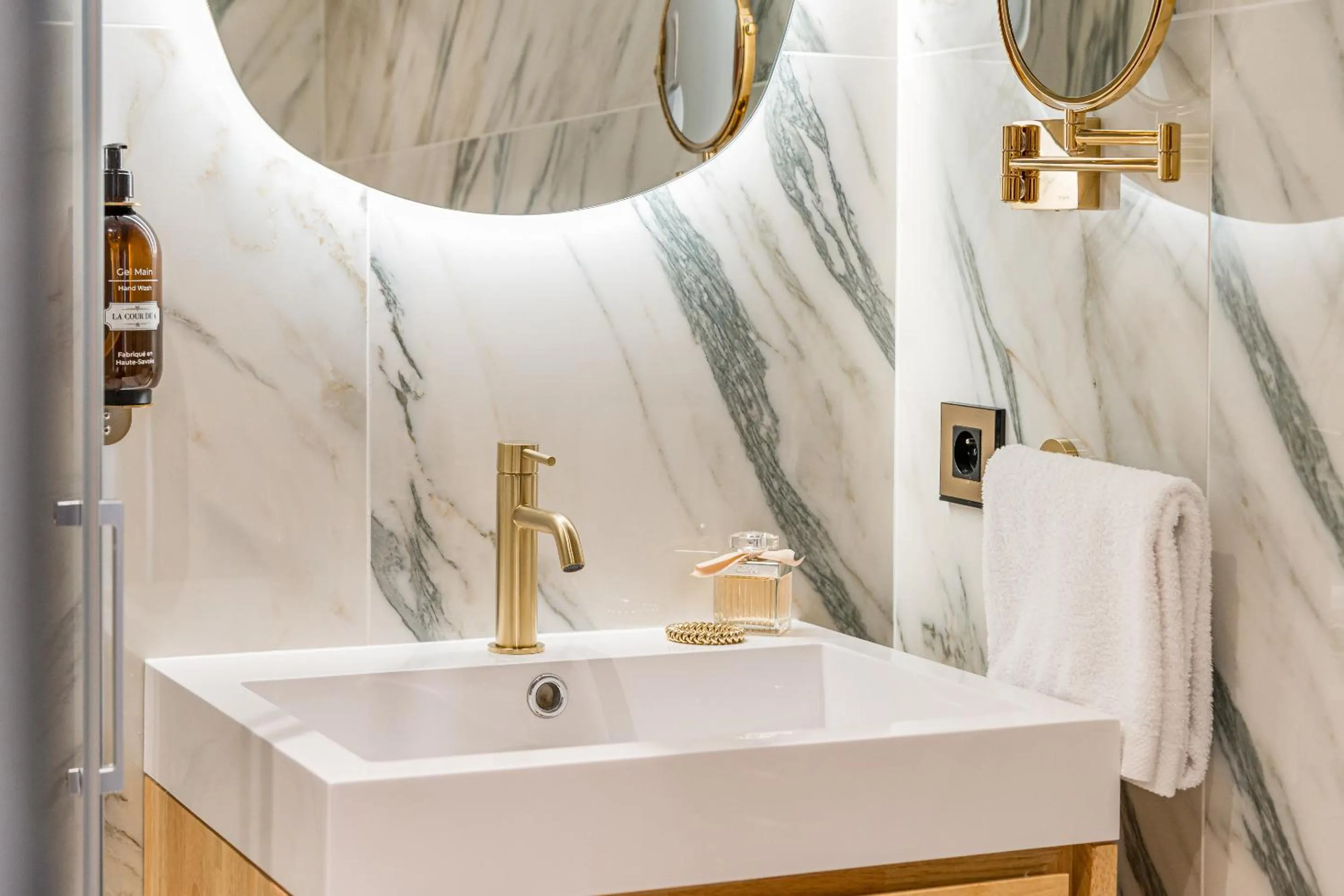 Bathroom in Hôtel La Cour du 6