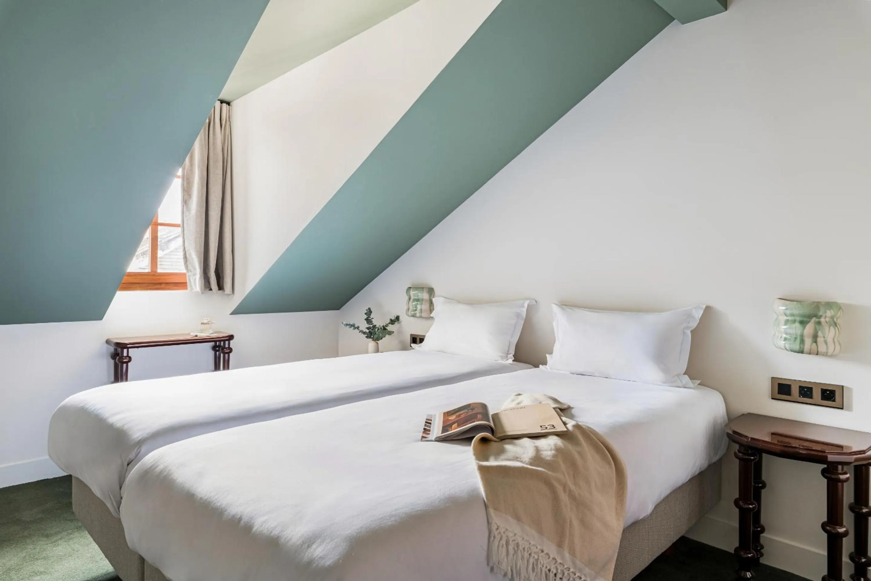 Kitchen or kitchenette, Bed in Hôtel La Cour du 6