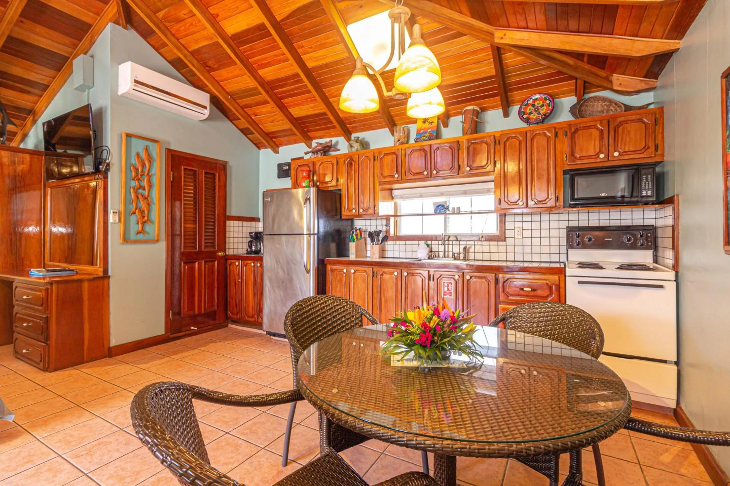 Kitchen or kitchenette in Blue Tang Inn