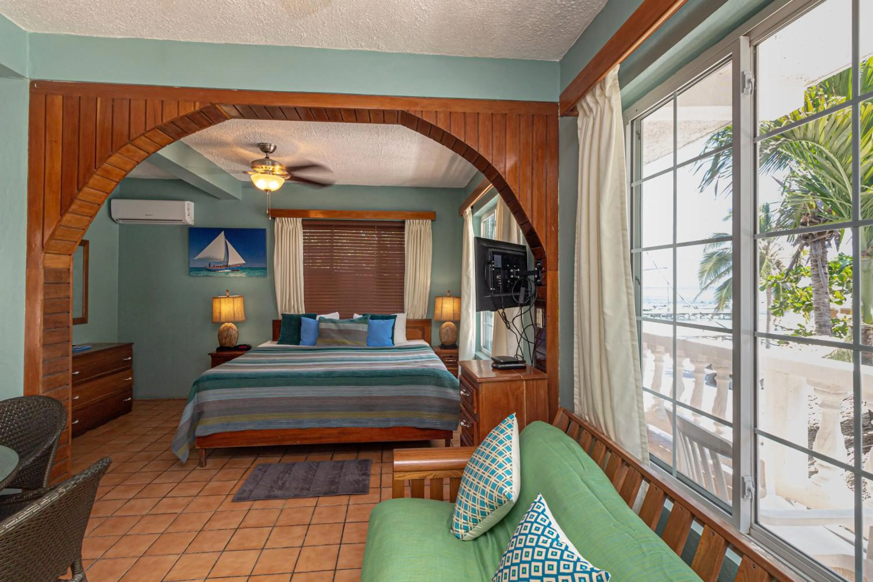 Bedroom, Bed in Blue Tang Inn