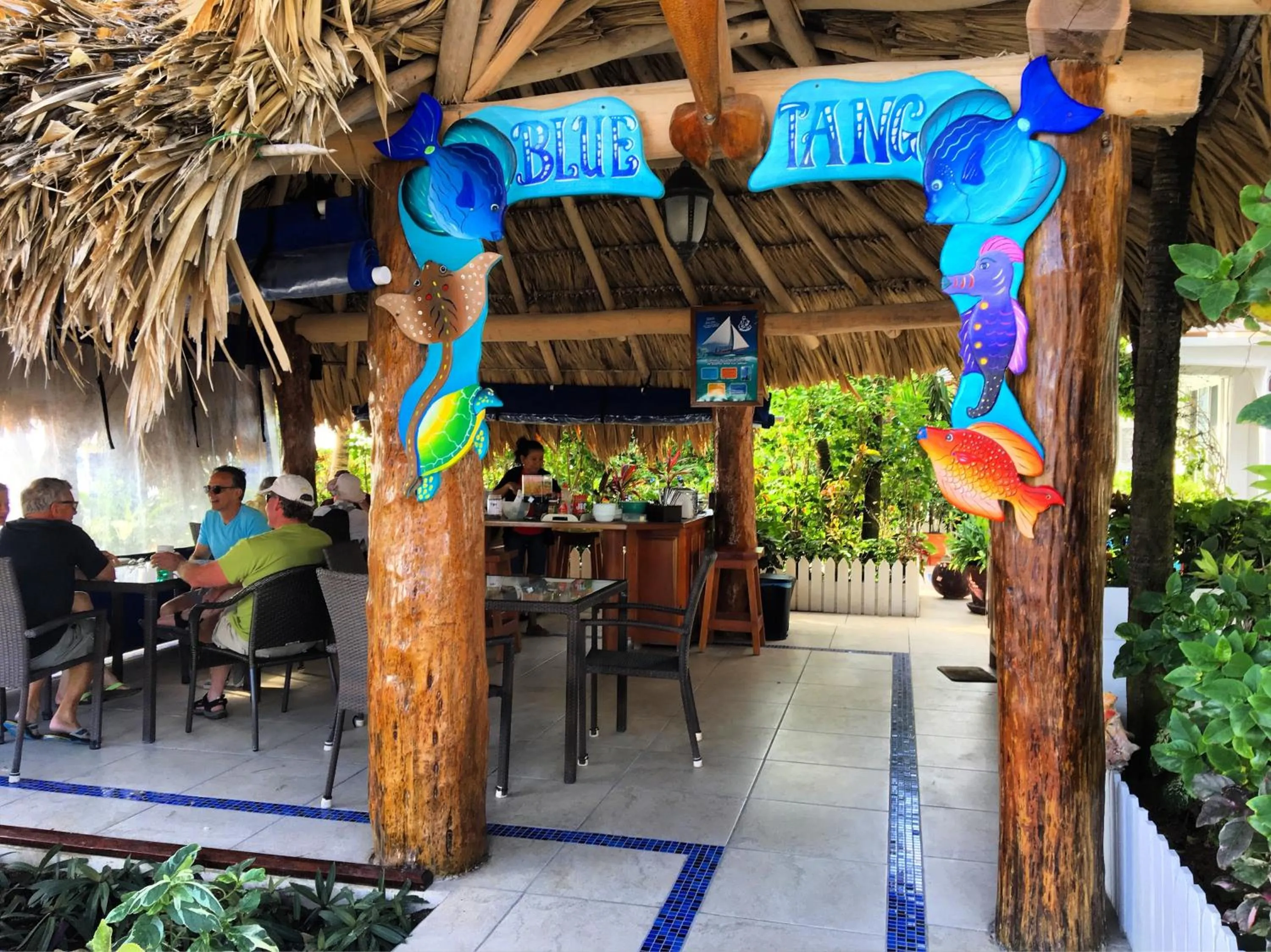 Lounge or bar in Blue Tang Inn