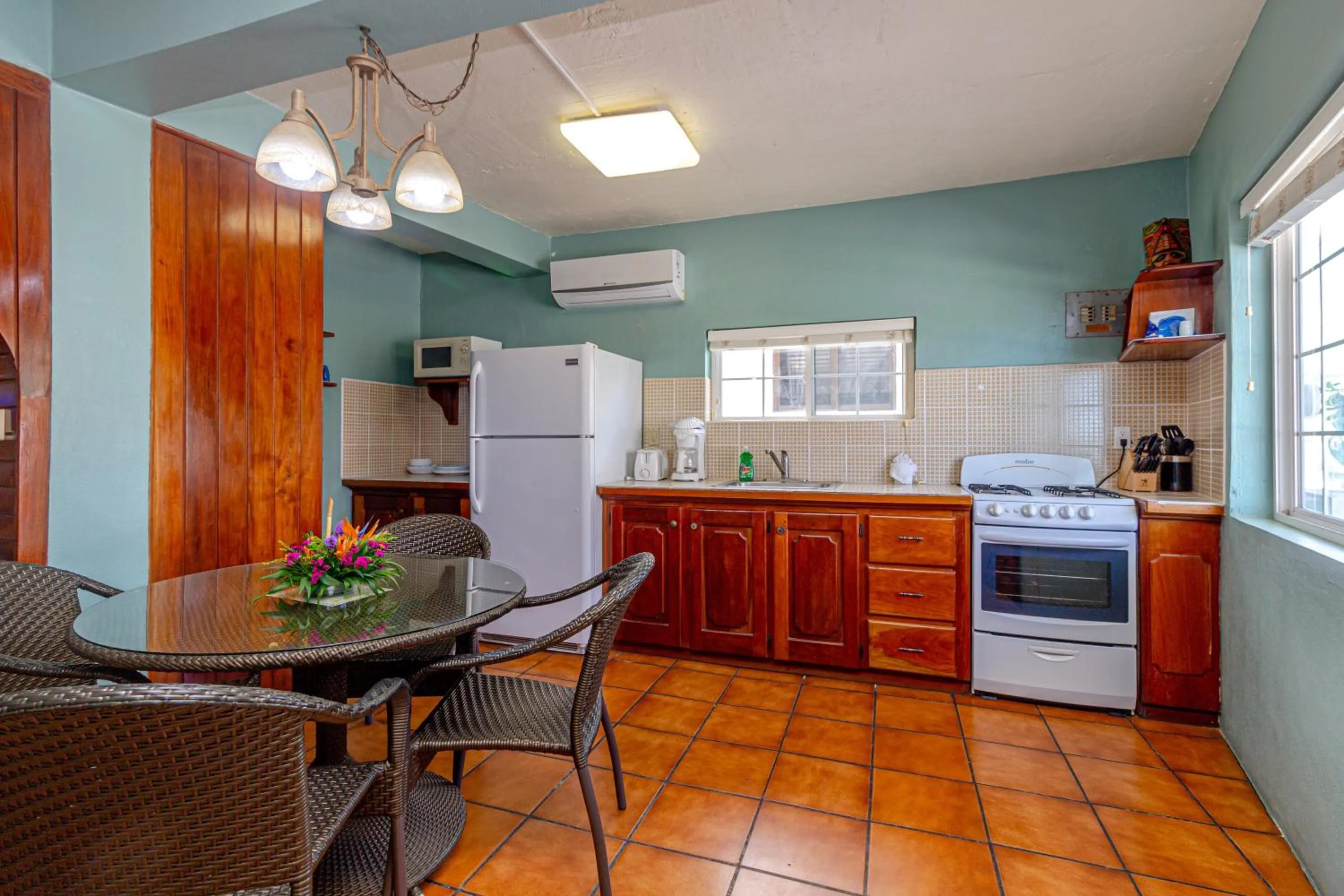 Kitchen or kitchenette in Blue Tang Inn