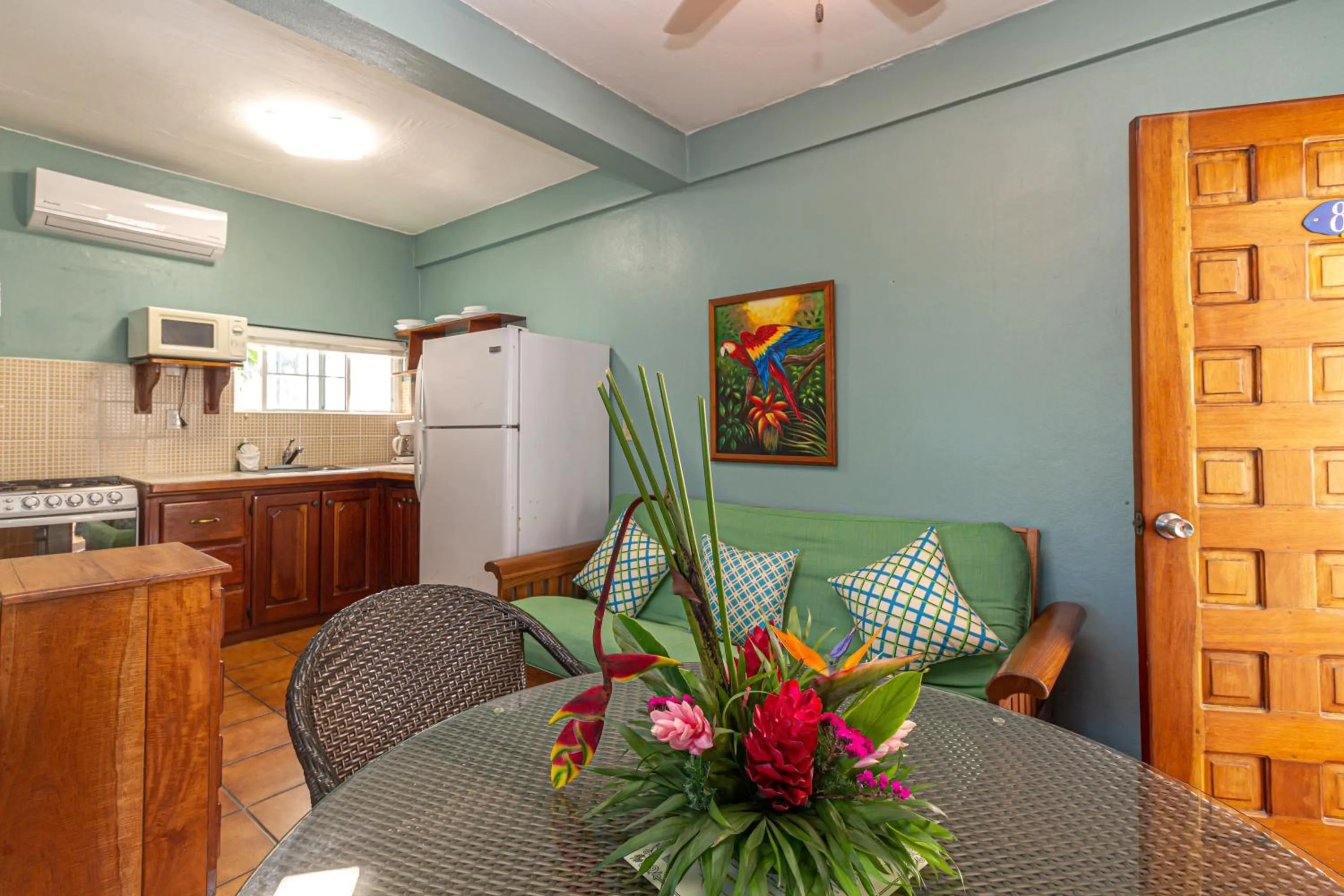 Kitchen or kitchenette in Blue Tang Inn