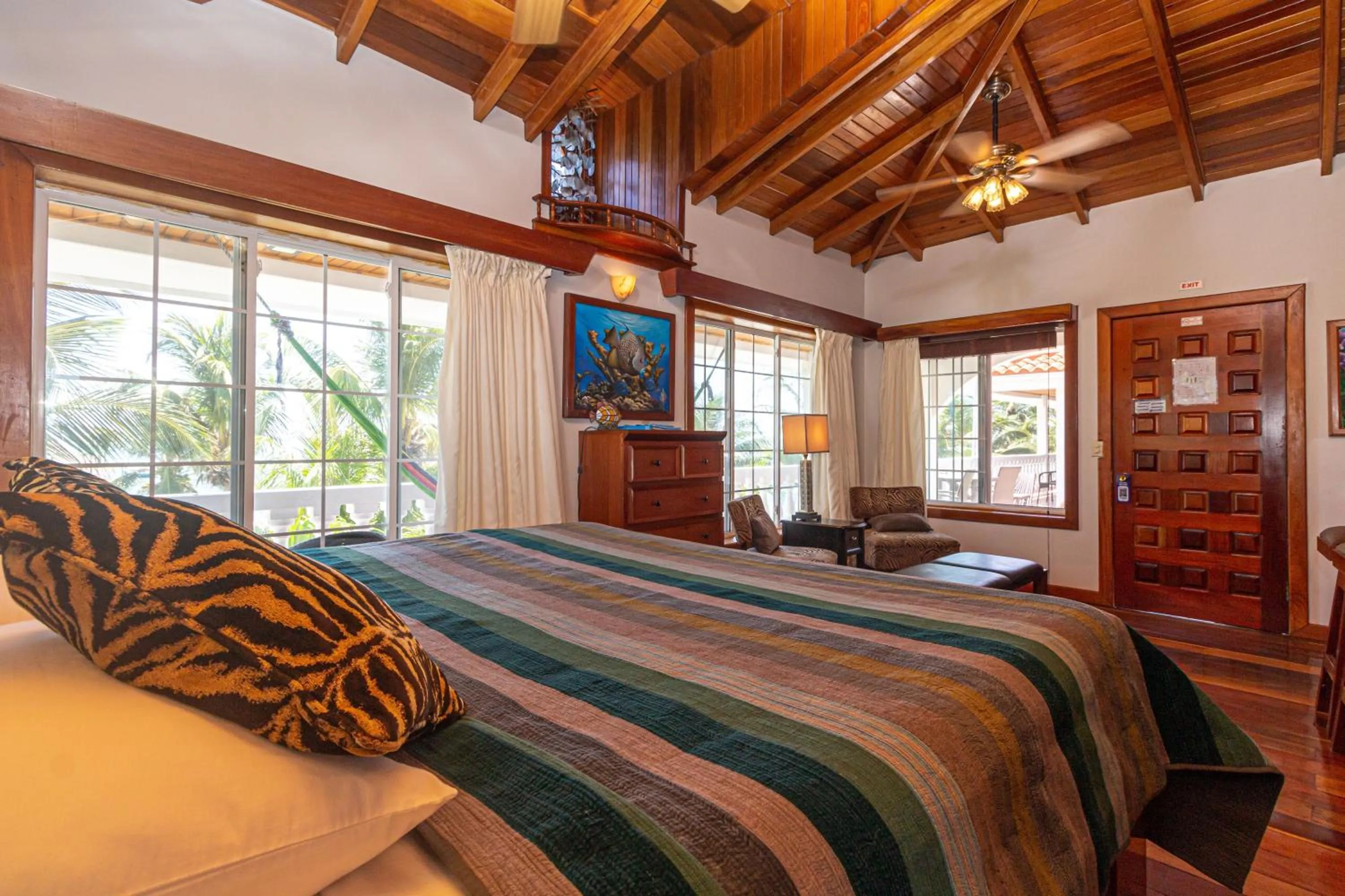 Bedroom, Bed in Blue Tang Inn