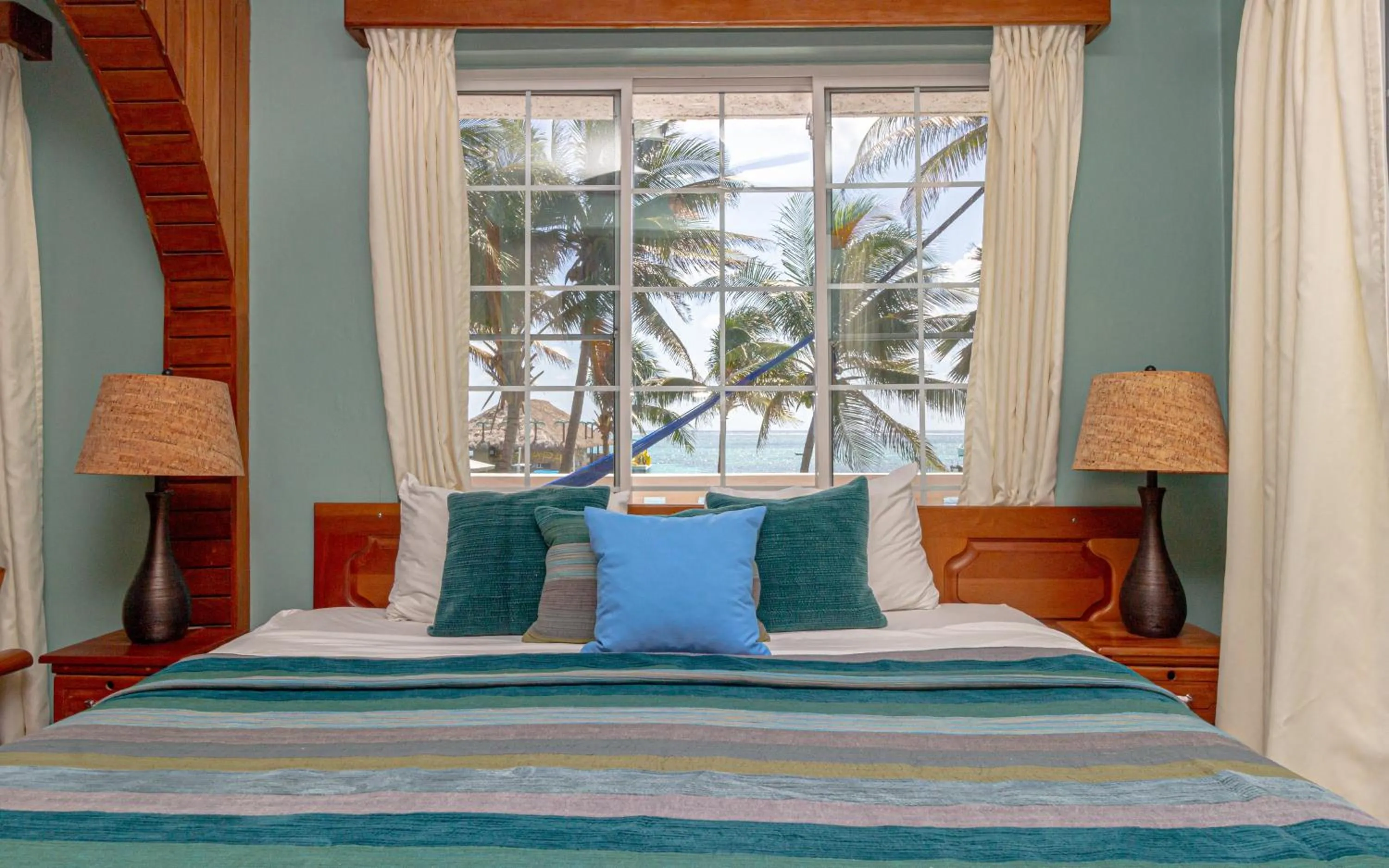 Bedroom, Bed in Blue Tang Inn