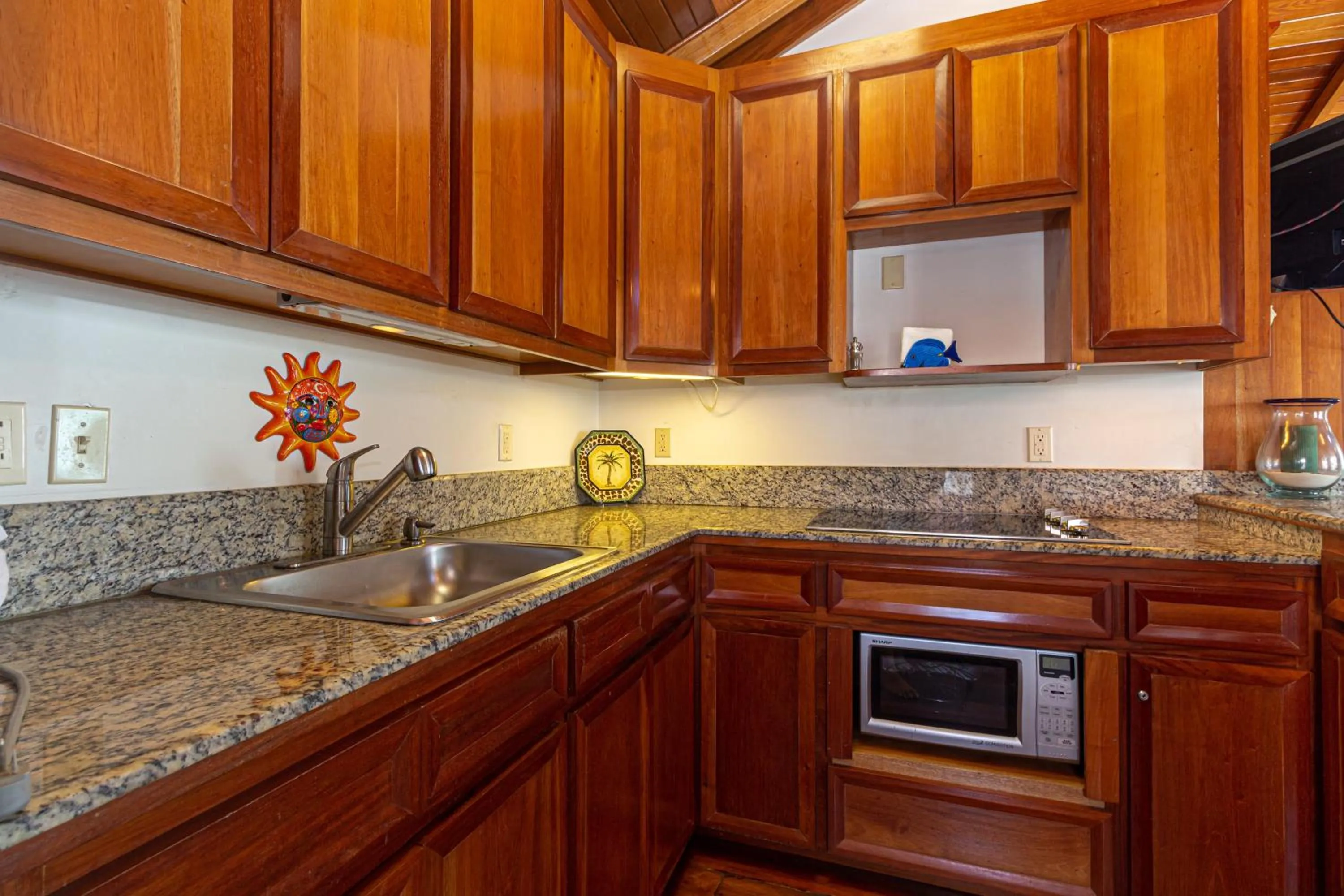 Kitchen or kitchenette in Blue Tang Inn