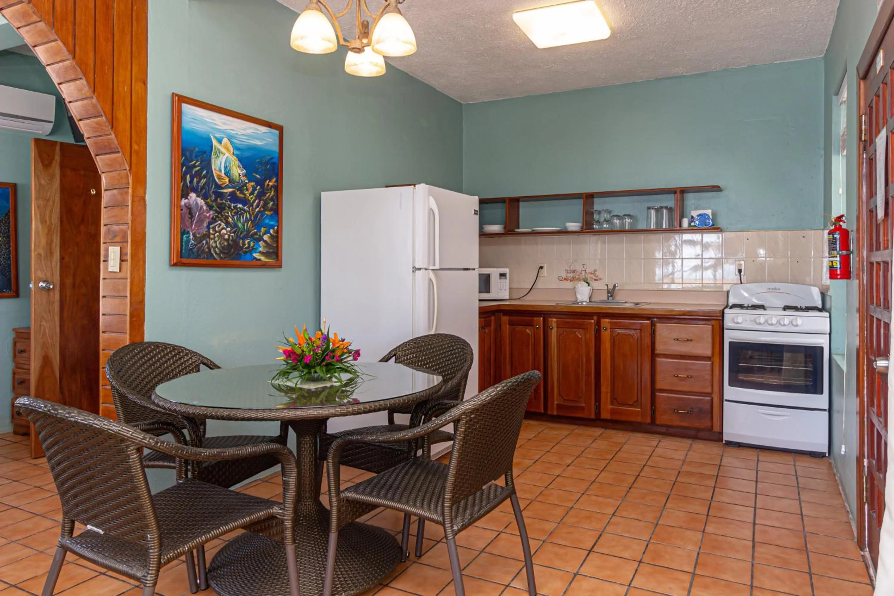 Kitchen or kitchenette in Blue Tang Inn