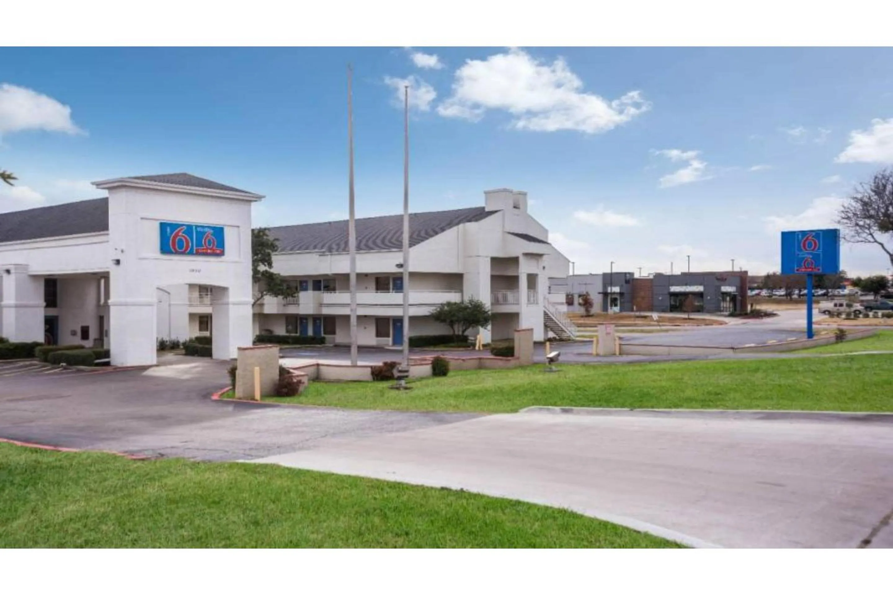 Facade/entrance in Studio 6 Irving, TX - Irving DFW Airport East