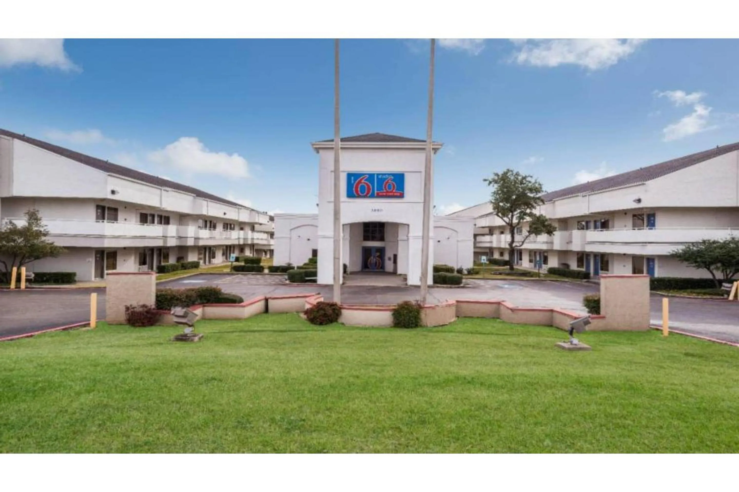 Property building in Studio 6 Irving, TX - Irving DFW Airport East