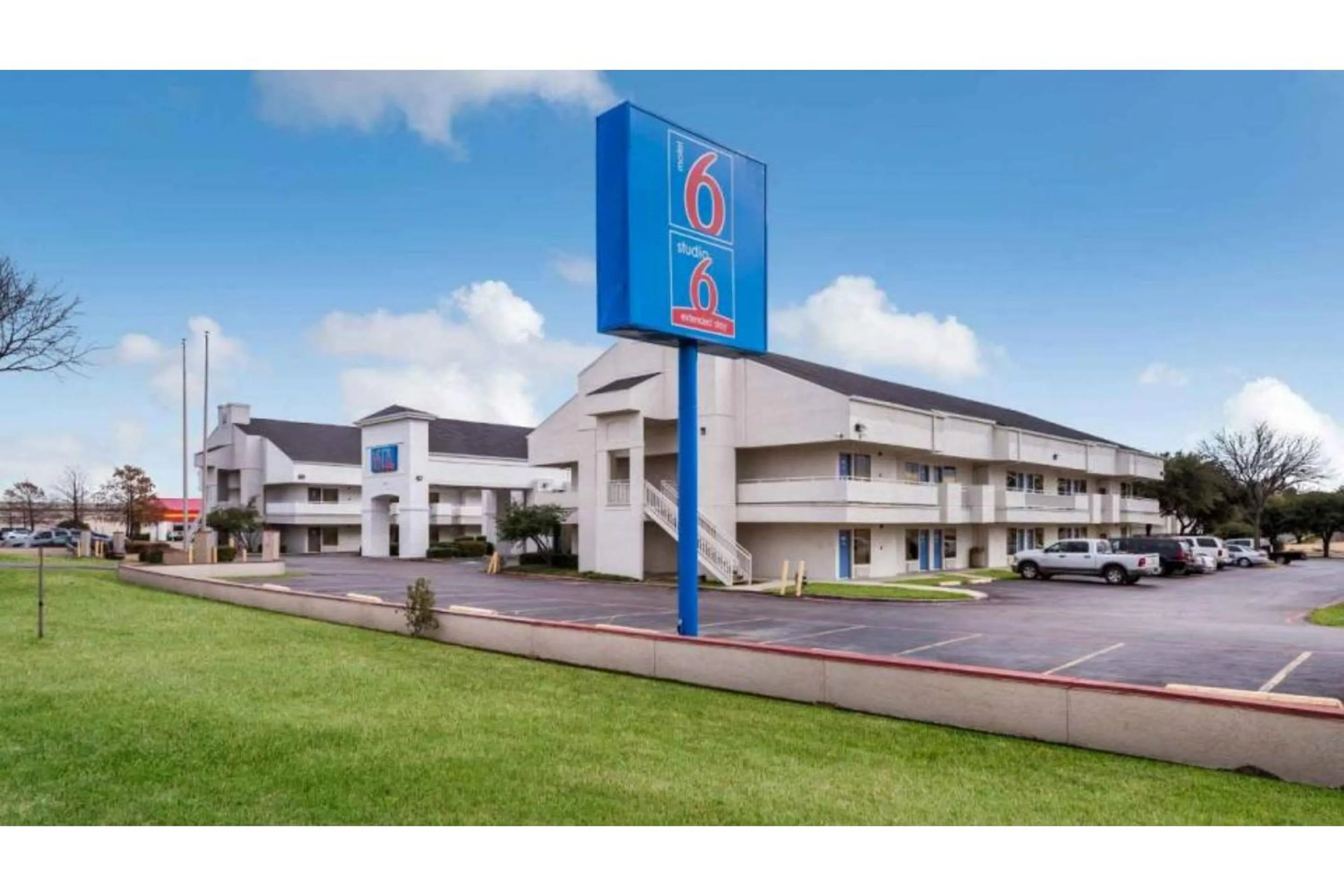 Parking in Studio 6 Irving, TX - Irving DFW Airport East