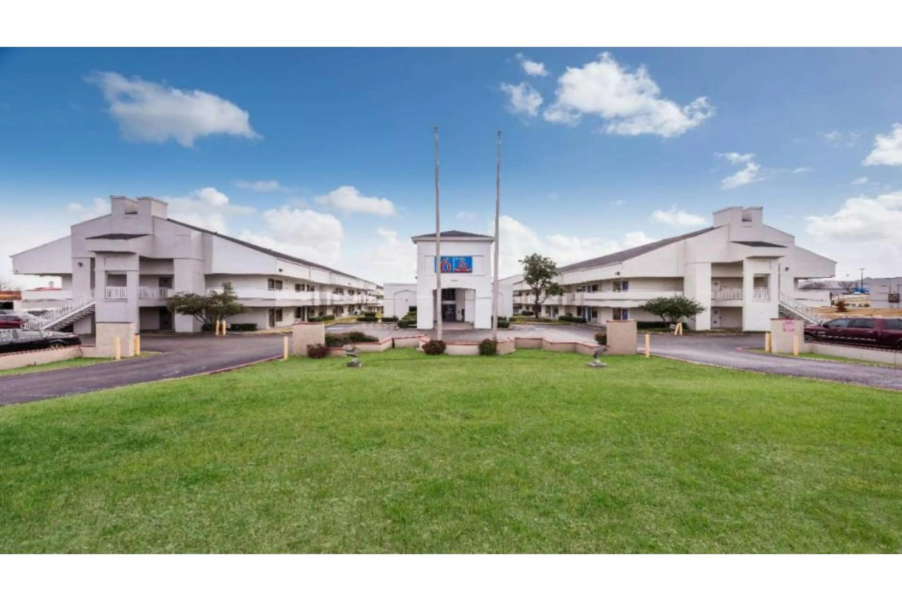 Facade/entrance in Studio 6 Irving, TX - Irving DFW Airport East