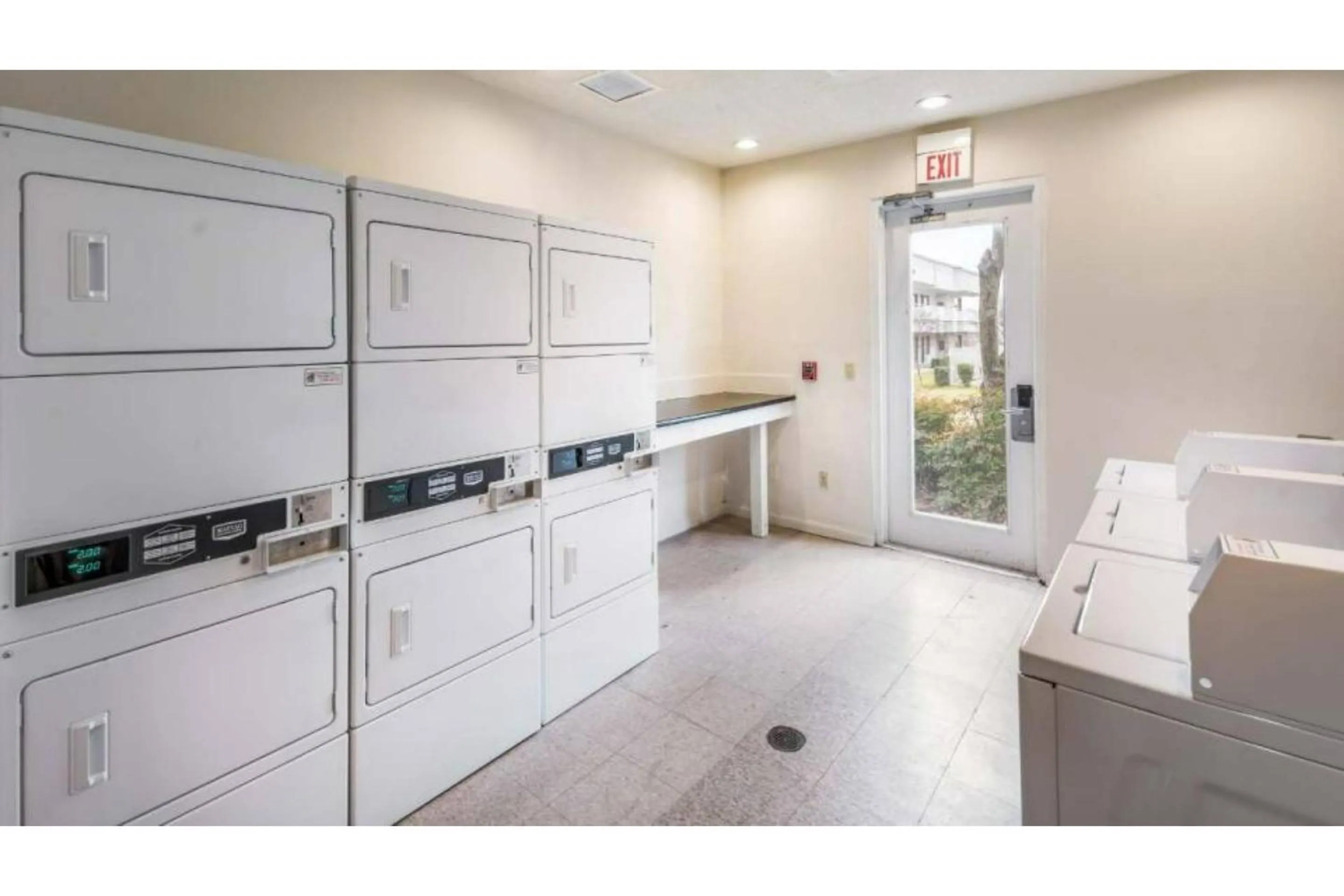 laundry in Studio 6 Irving, TX - Irving DFW Airport East