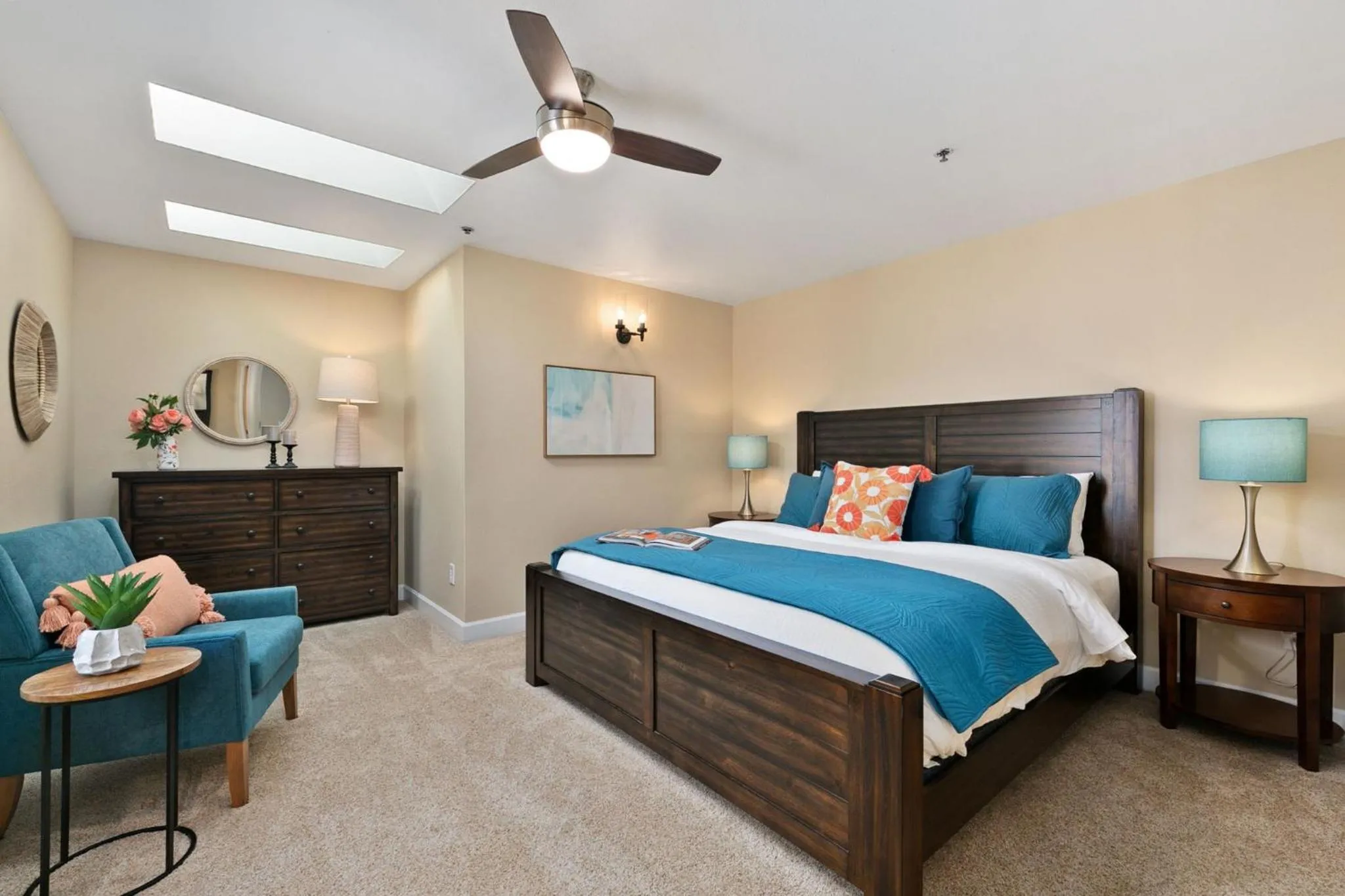 Royal Perch - Chic Old Town Loft with King Suite