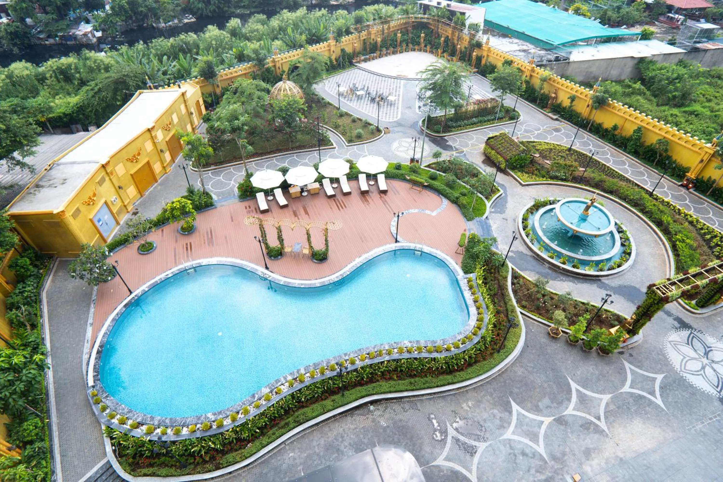 Swimming pool in LaChateau