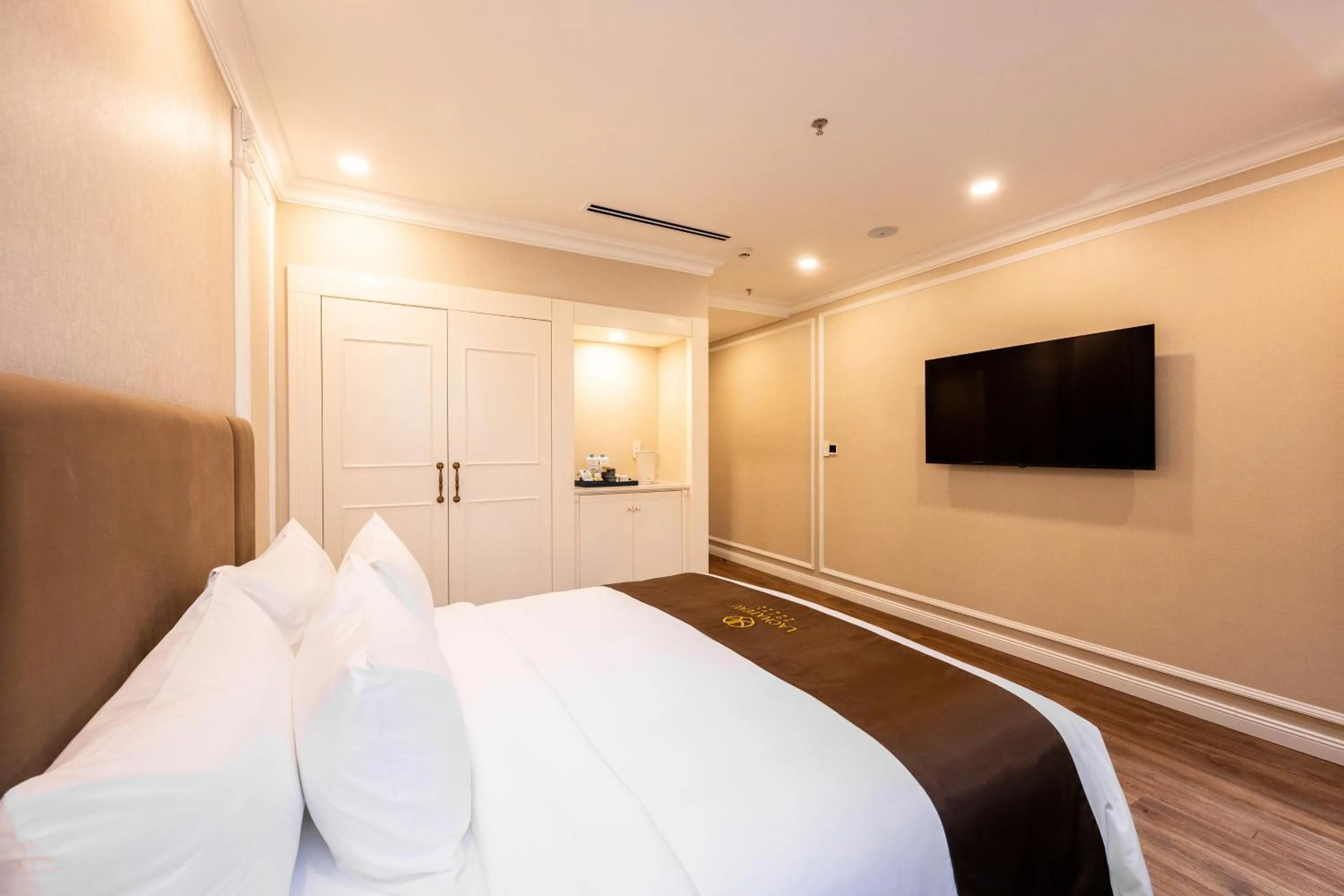 Communal lounge/ TV room, Bed in LaChateau