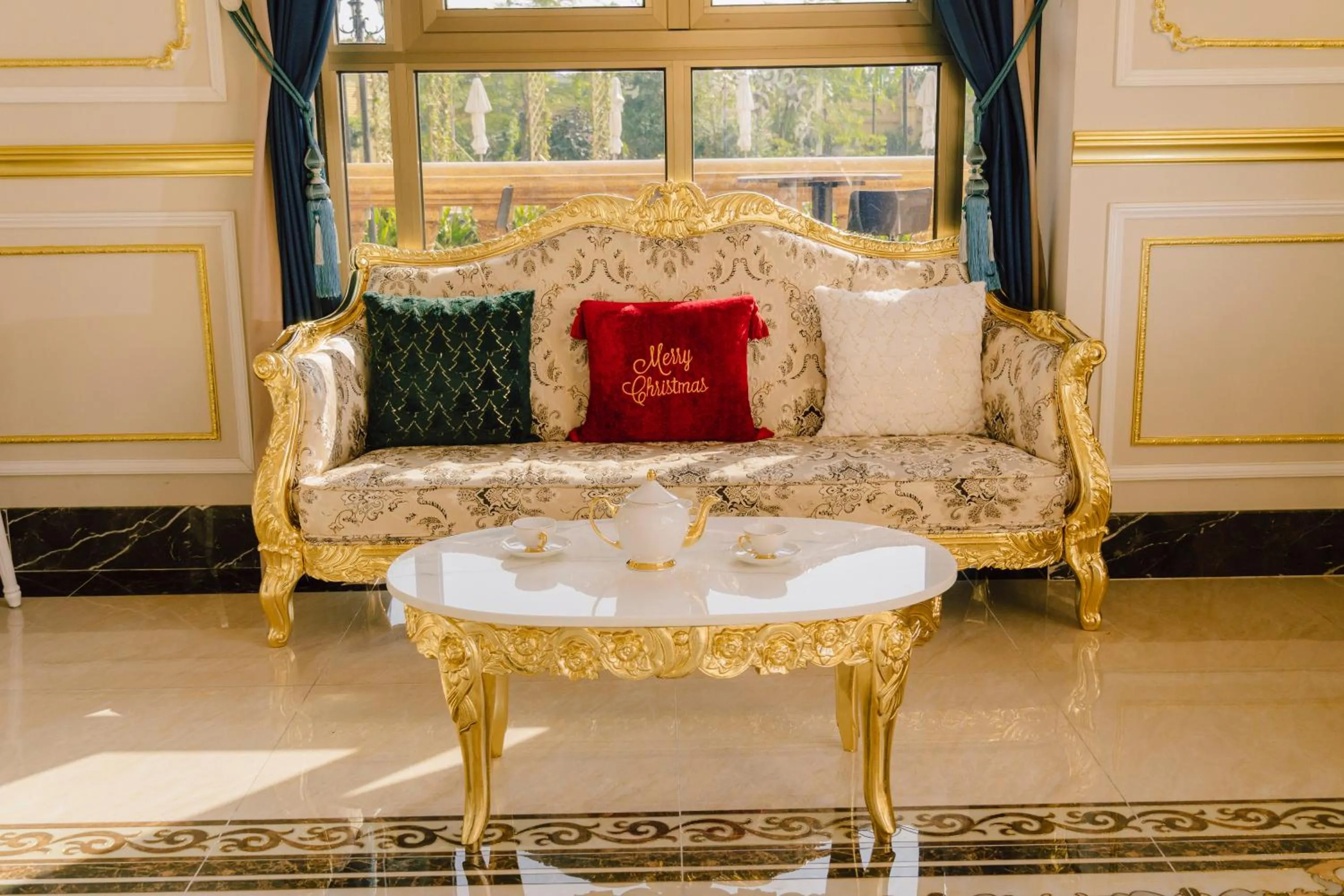 Communal lounge/ TV room in LaChateau