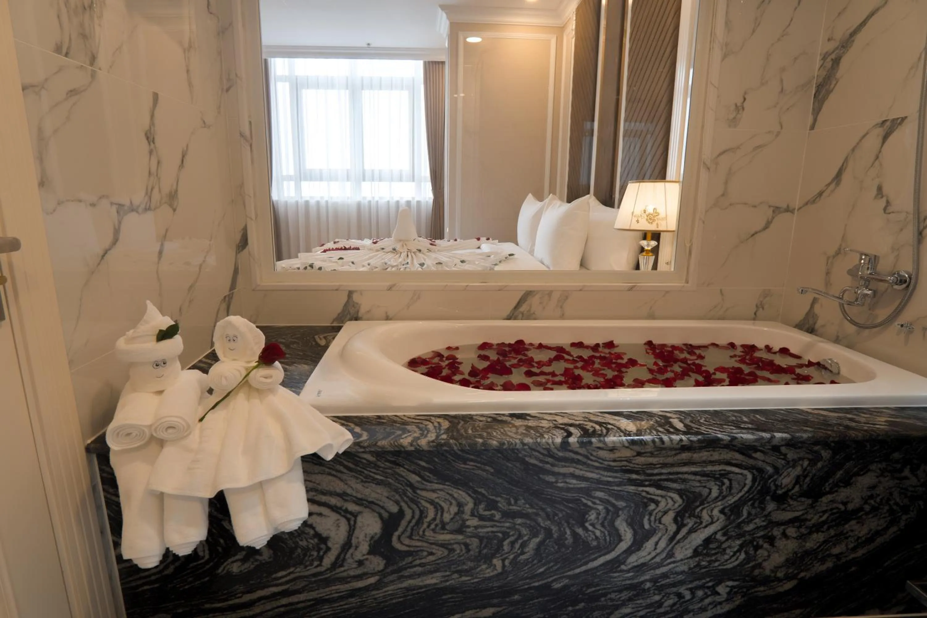 Hot Tub, Bed in LaChateau