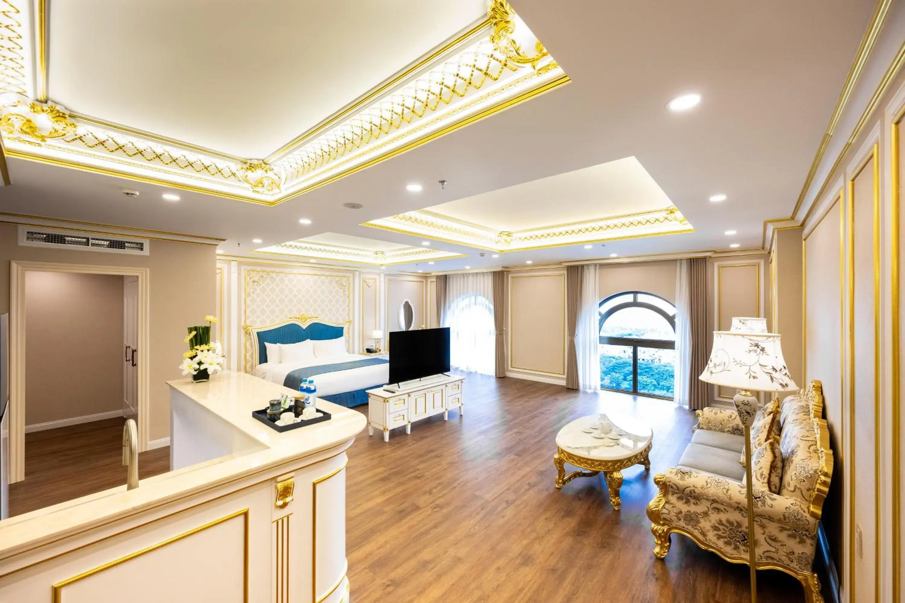 King Suite in LaChateau King Suite in LaChateau