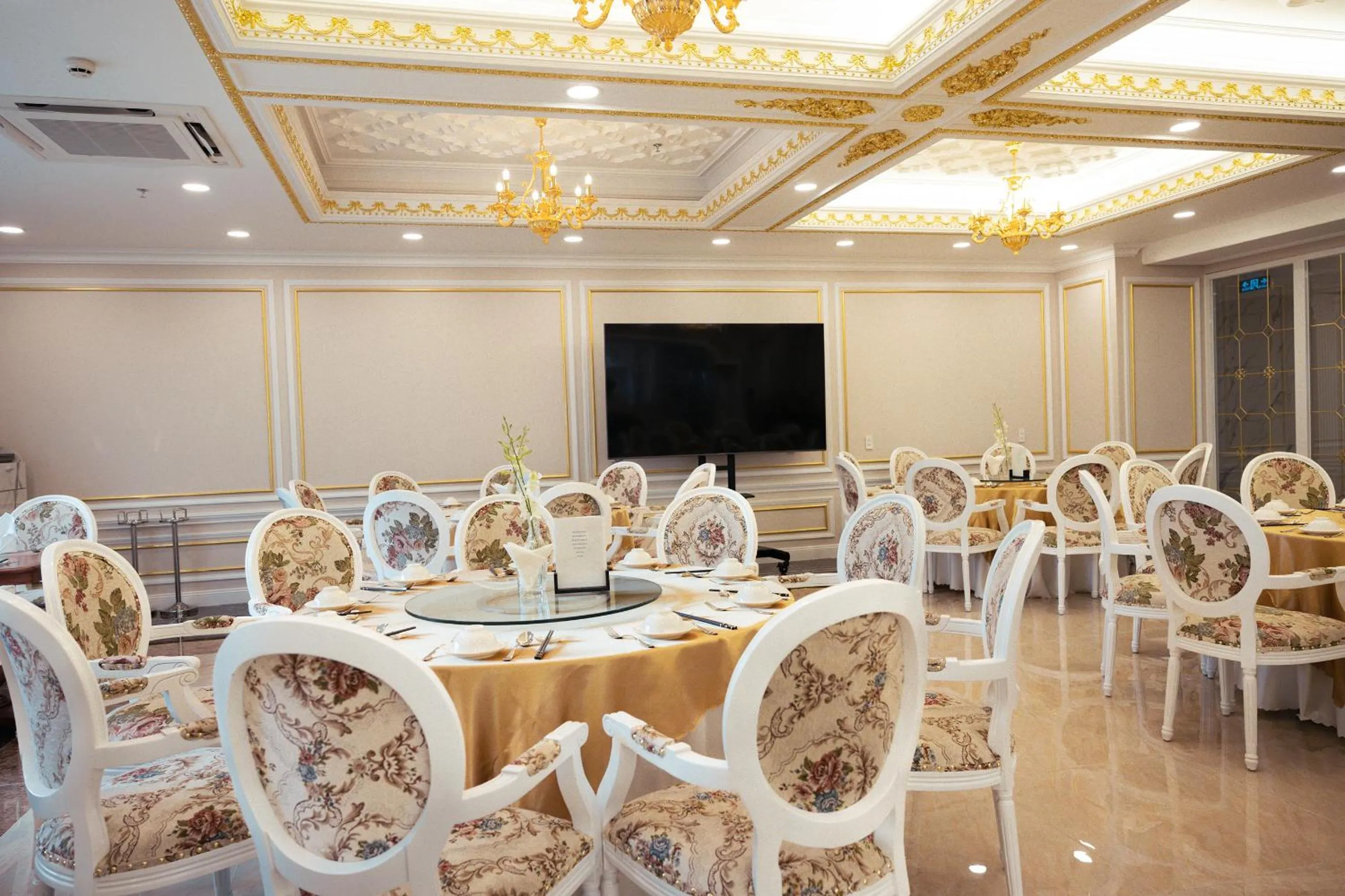 Restaurant/places to eat in LaChateau