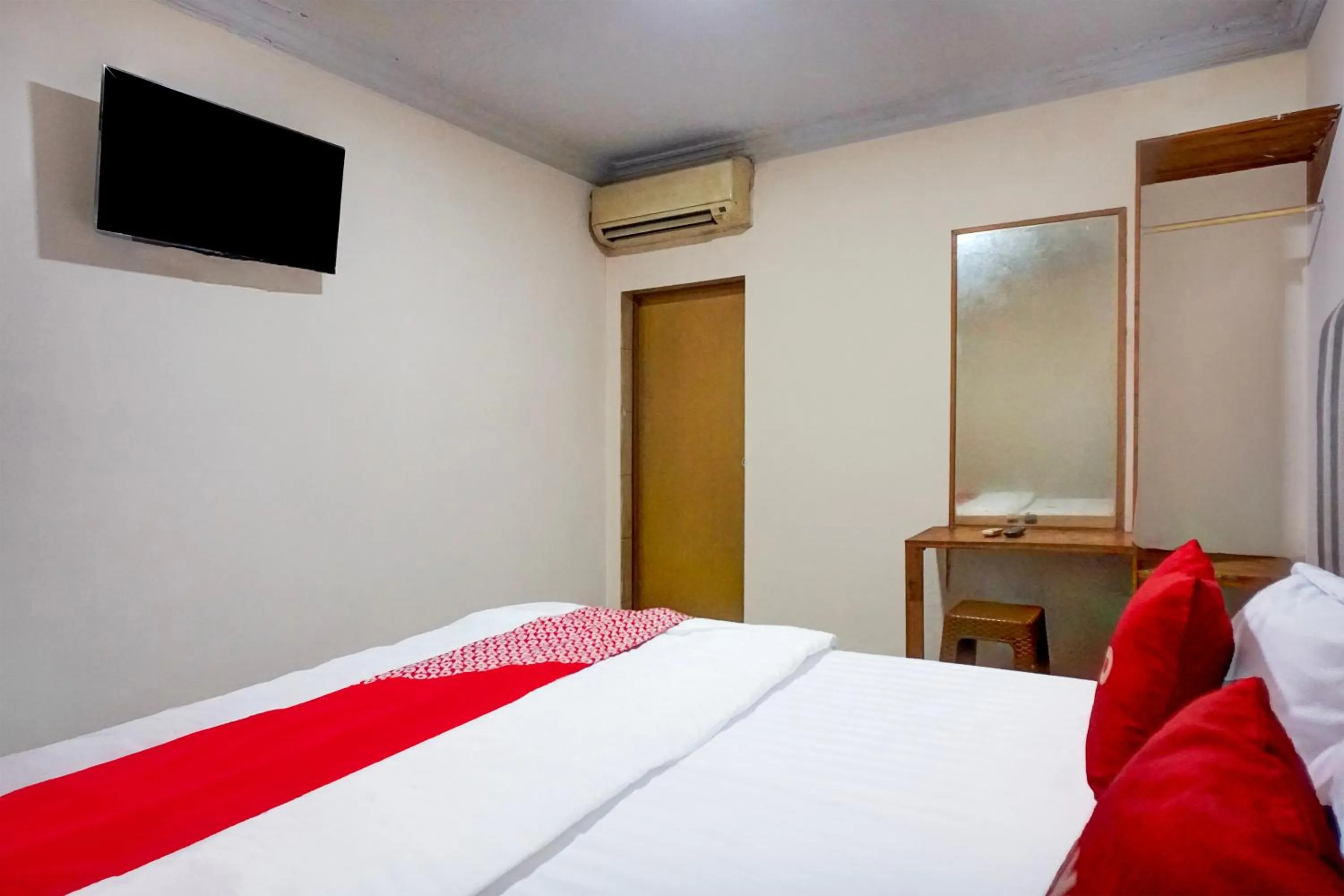 Bedroom, Bed in Dancenter Waringin Residence