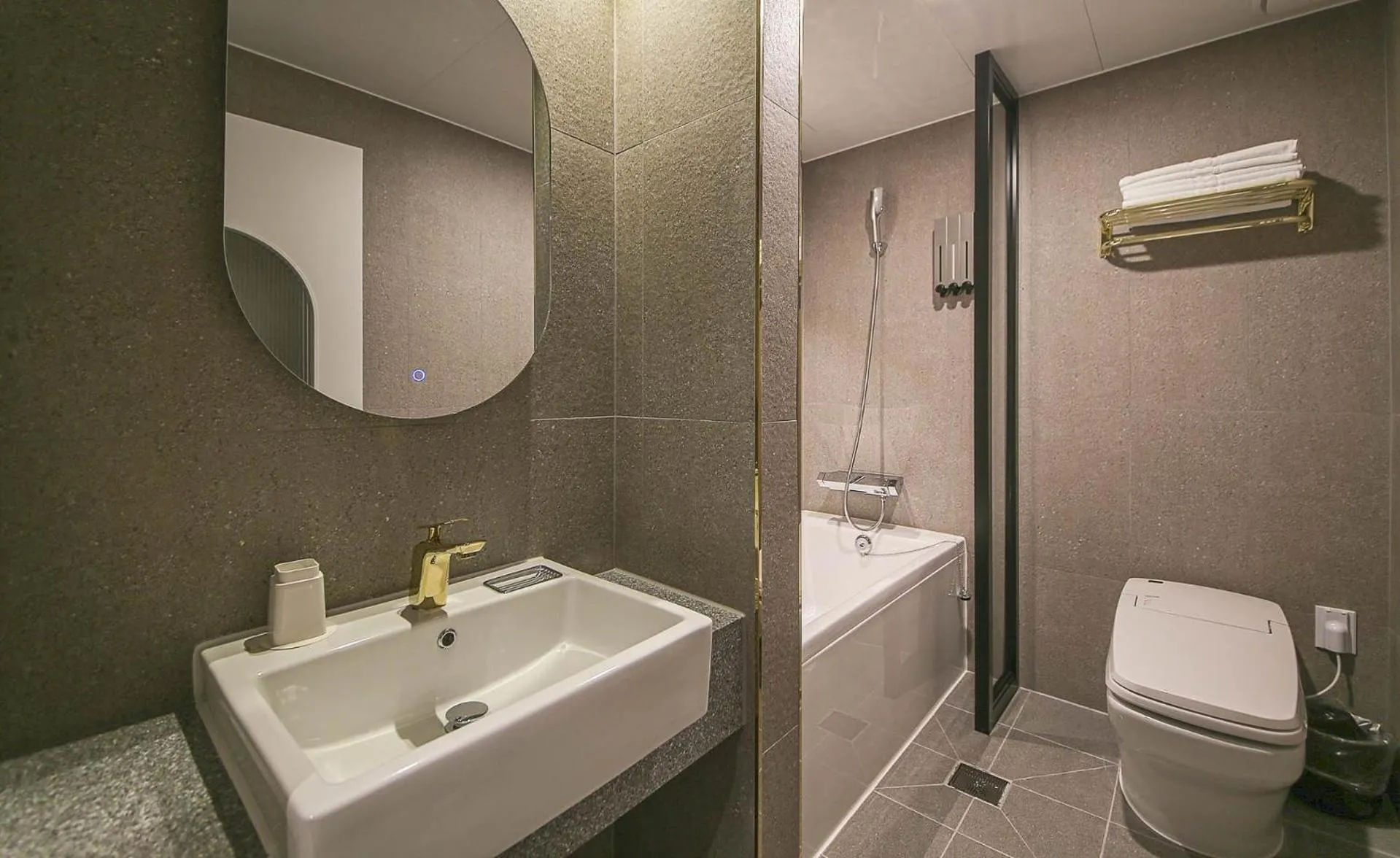 Shower in Chungju Browndot Cityhall