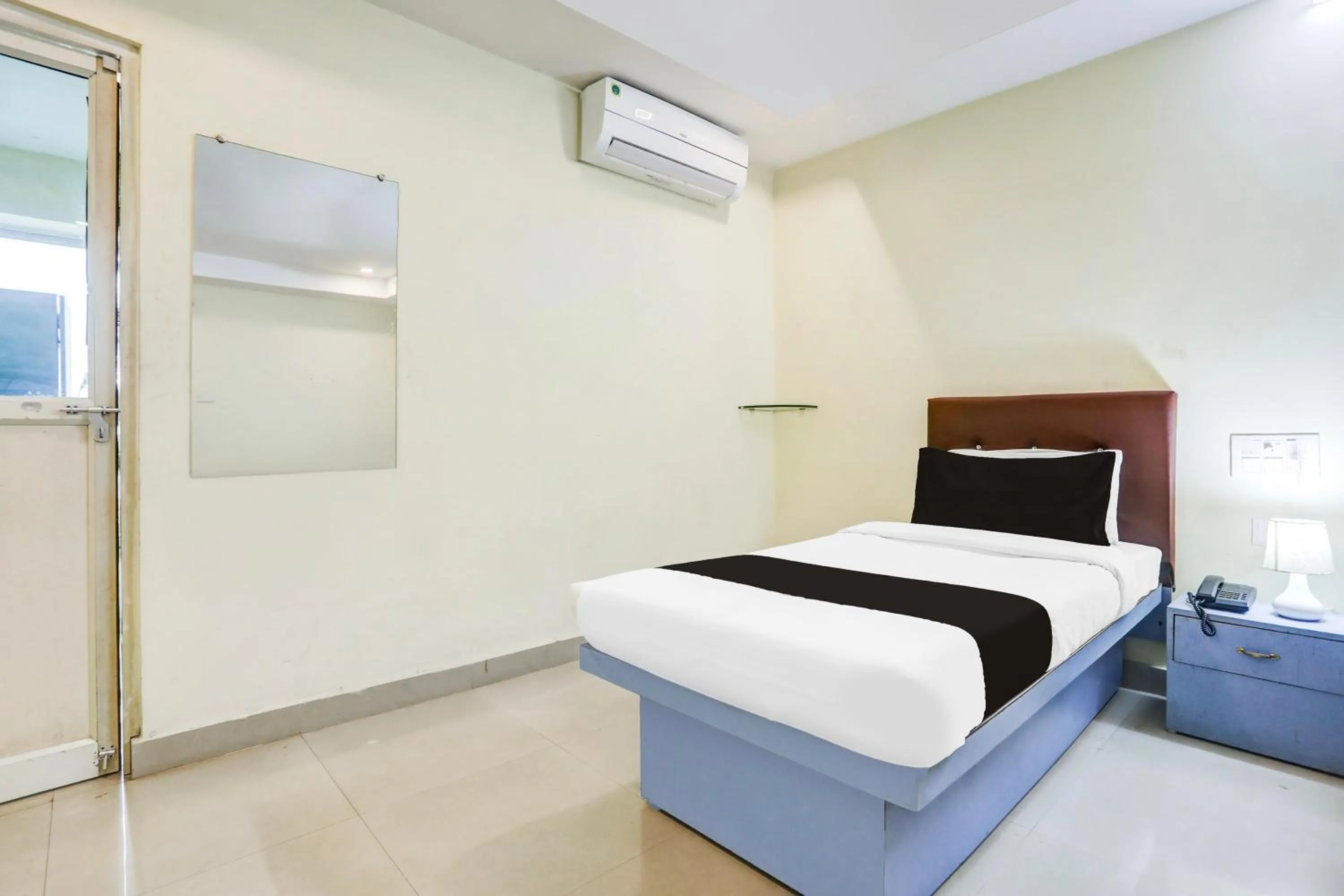 Bedroom, Bed in Super Collection O Nellore Subbareddy Government Hospital Formerly Hotel Rama Royal