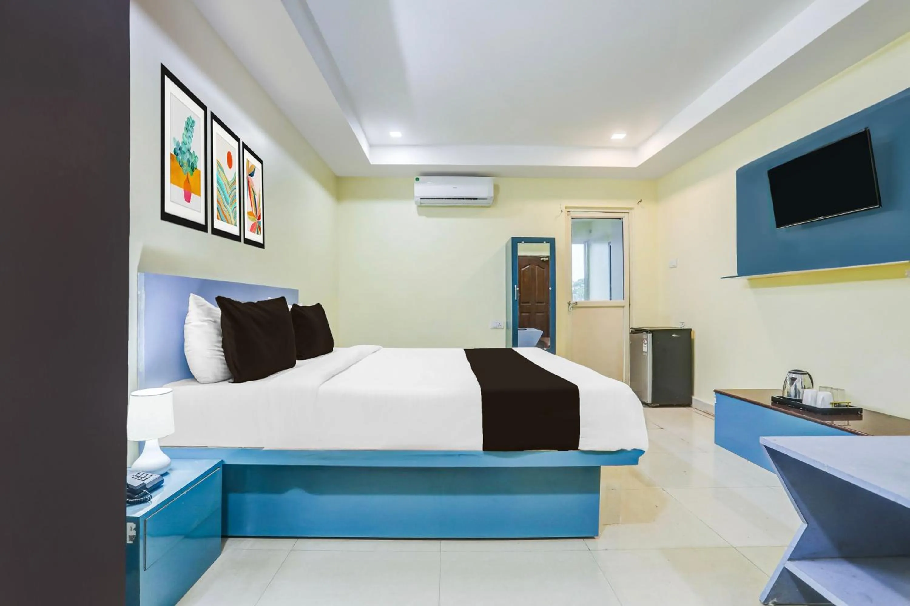 Bedroom, Bed in Super Collection O Nellore Subbareddy Government Hospital Formerly Hotel Rama Royal