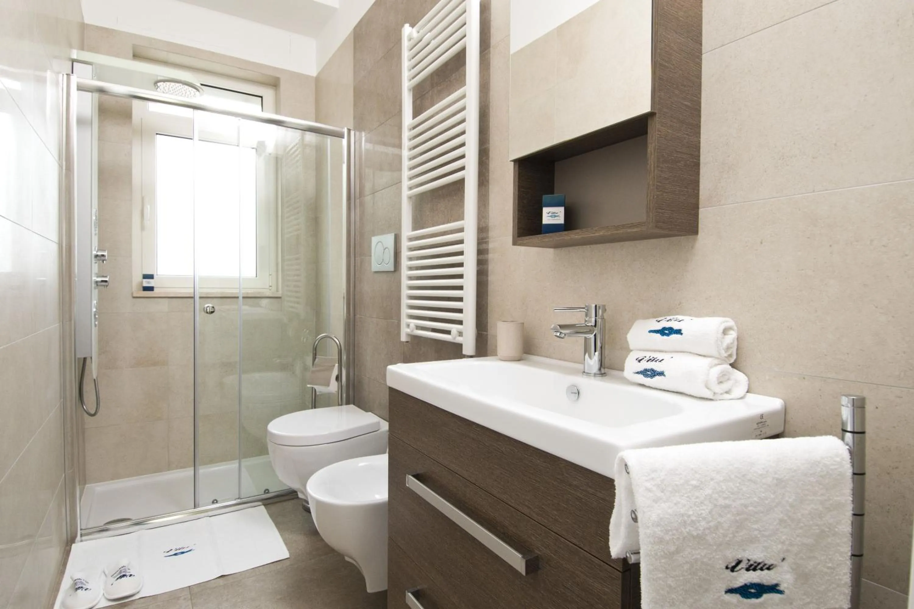 Shower in Vilu Suite Mare