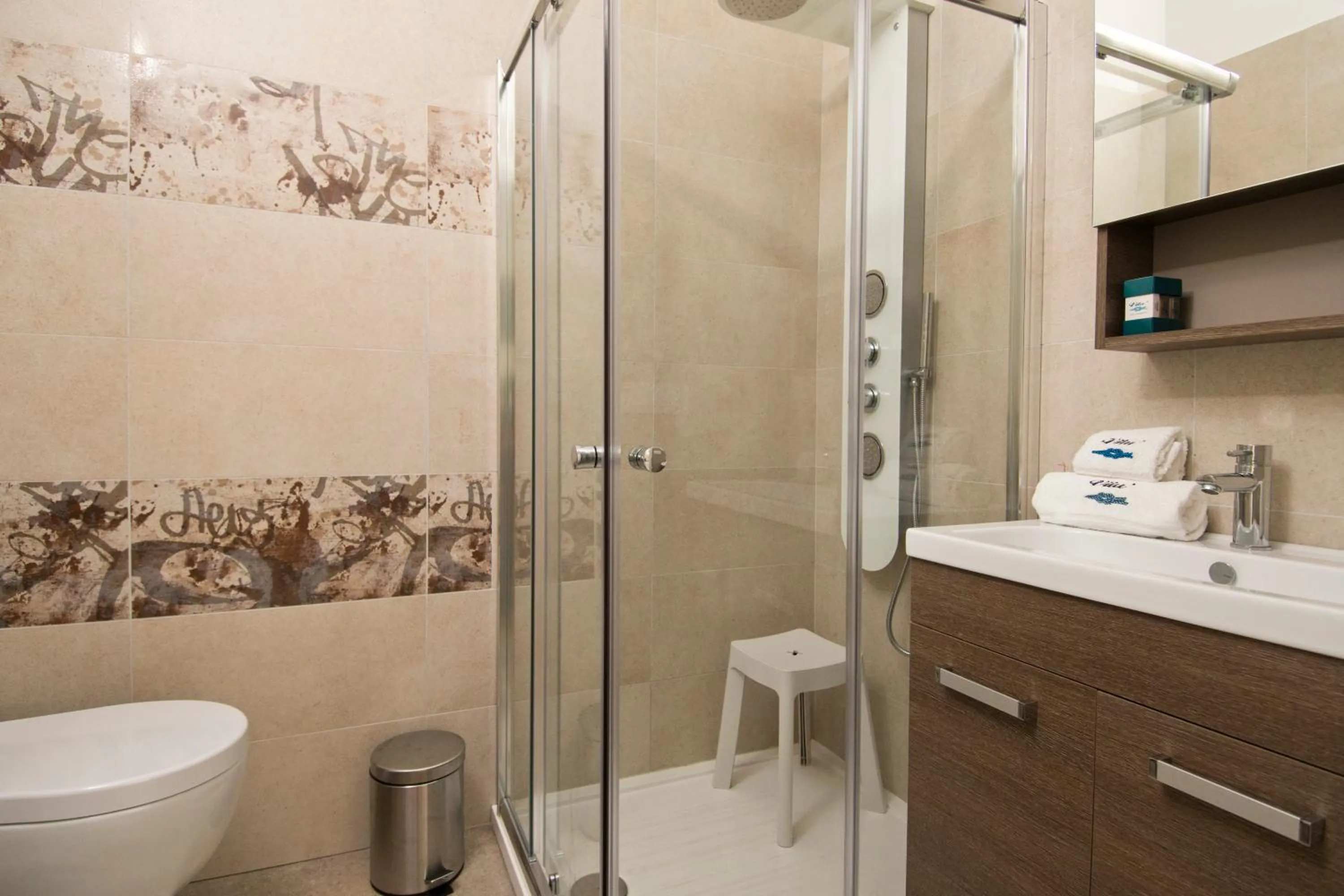 Shower in Vilu Suite Mare