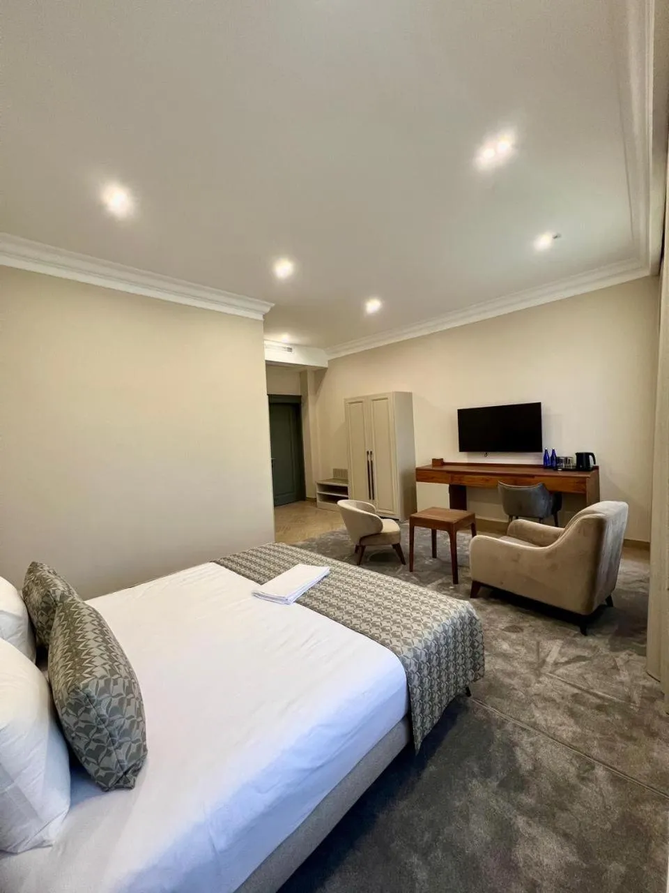 Photo of the whole room, Bed in Plaza Viktoria Hotel Yerevan