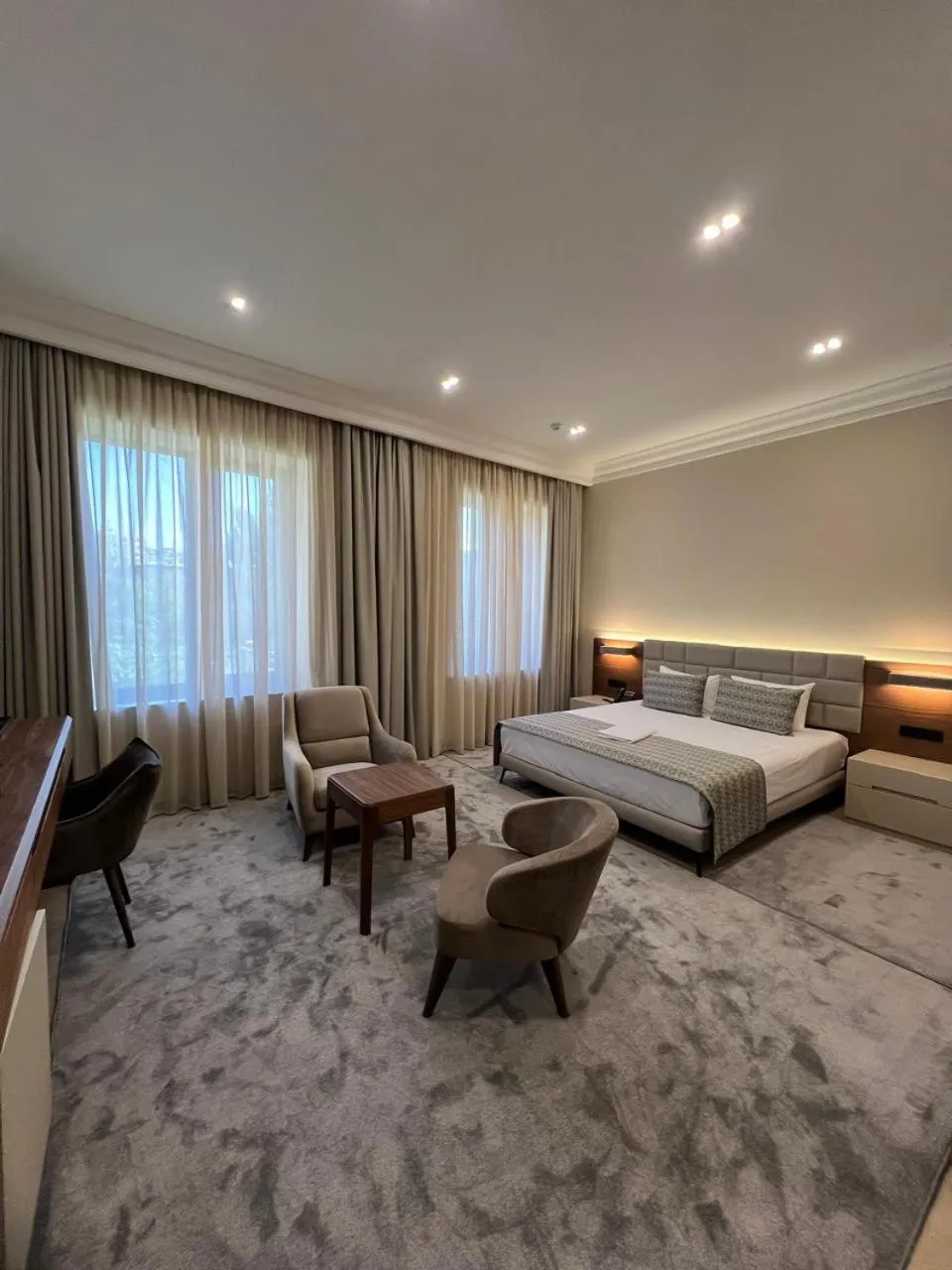 Living room, Bed in Plaza Viktoria Hotel Yerevan