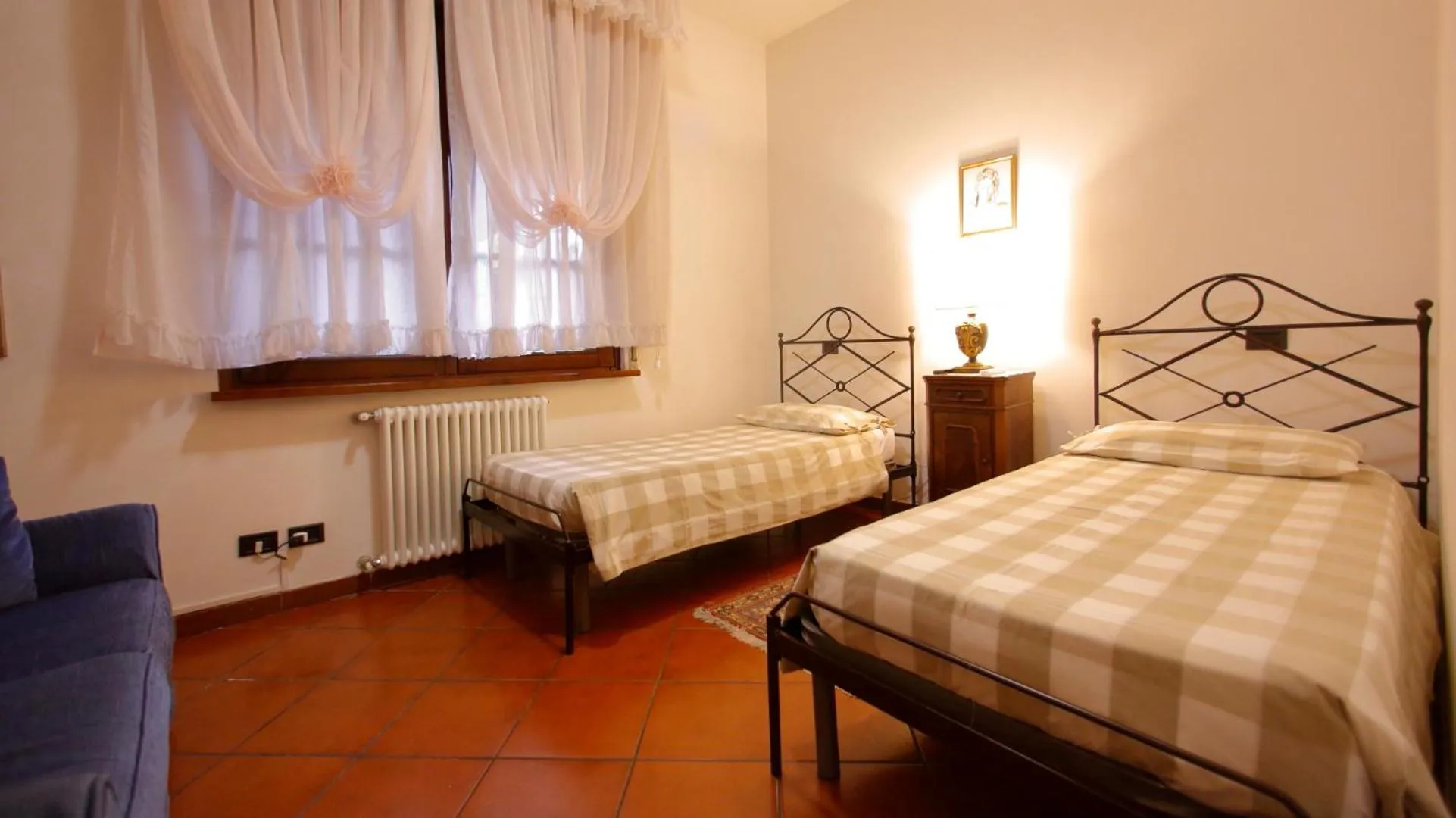 Photo of the whole room in B&B Domus Sirmione