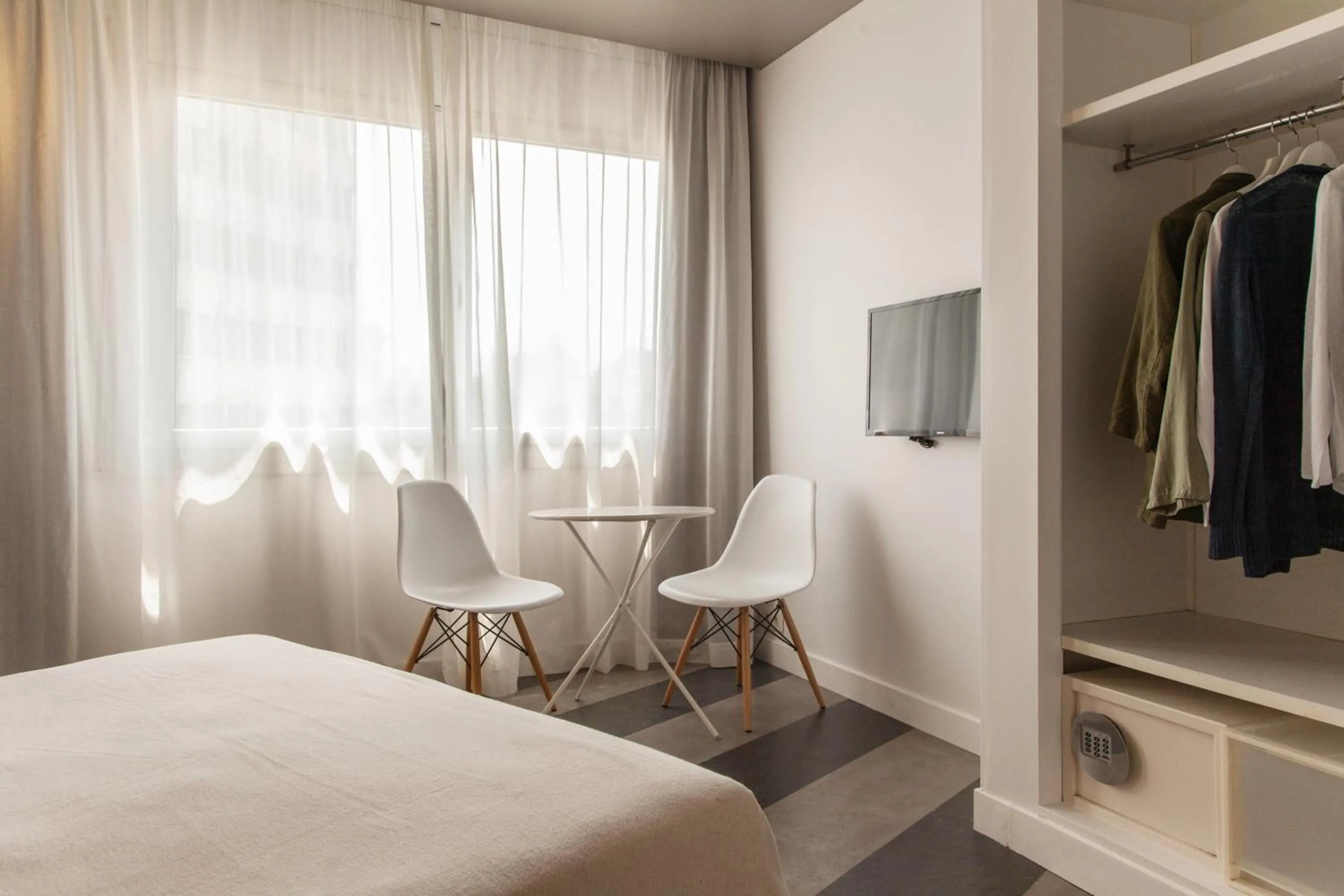 Seating area, Bed in Sixties Ramblas