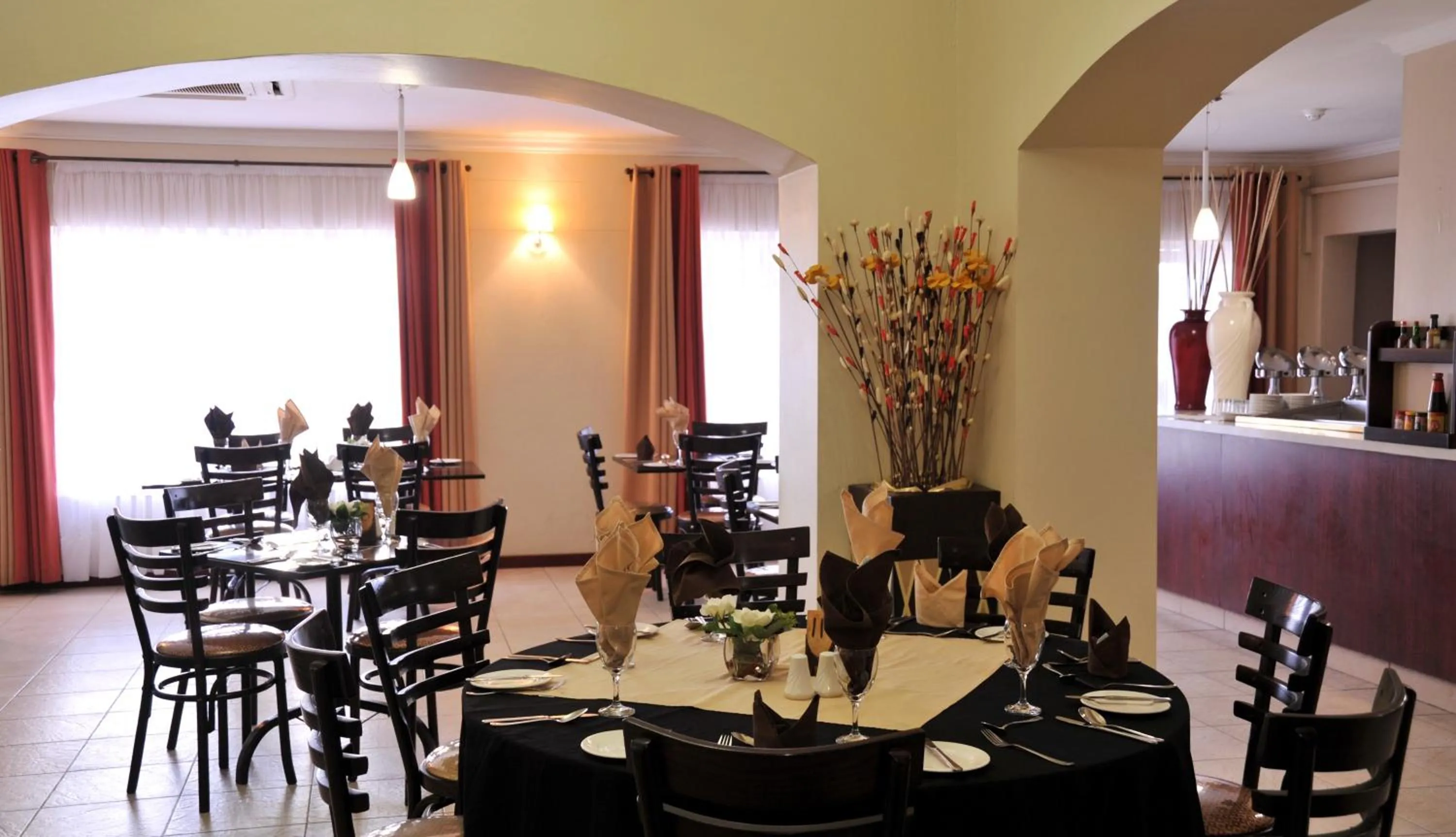 Restaurant/places to eat in Cresta Botsalo Hotel