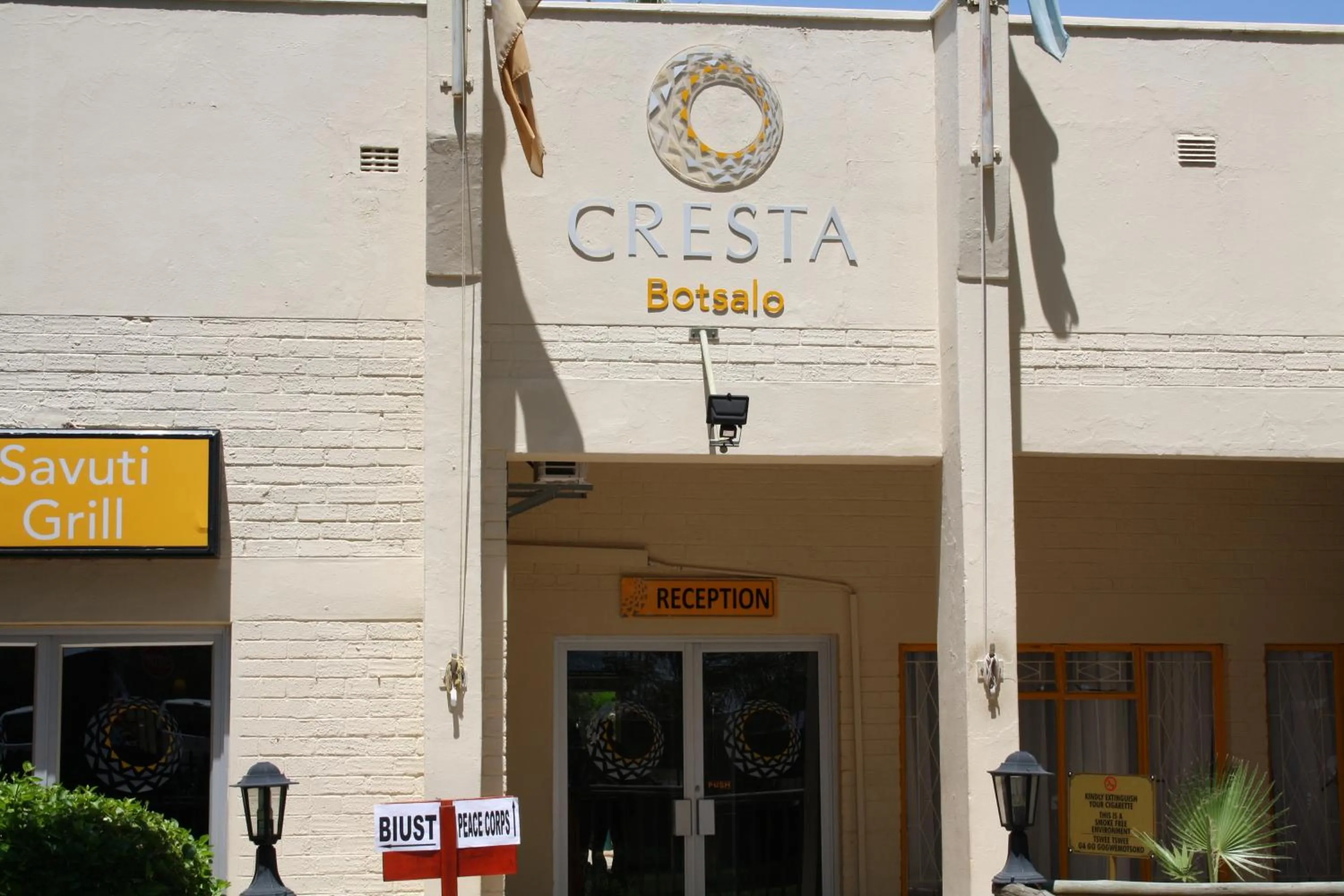 Facade/entrance in Cresta Botsalo Hotel