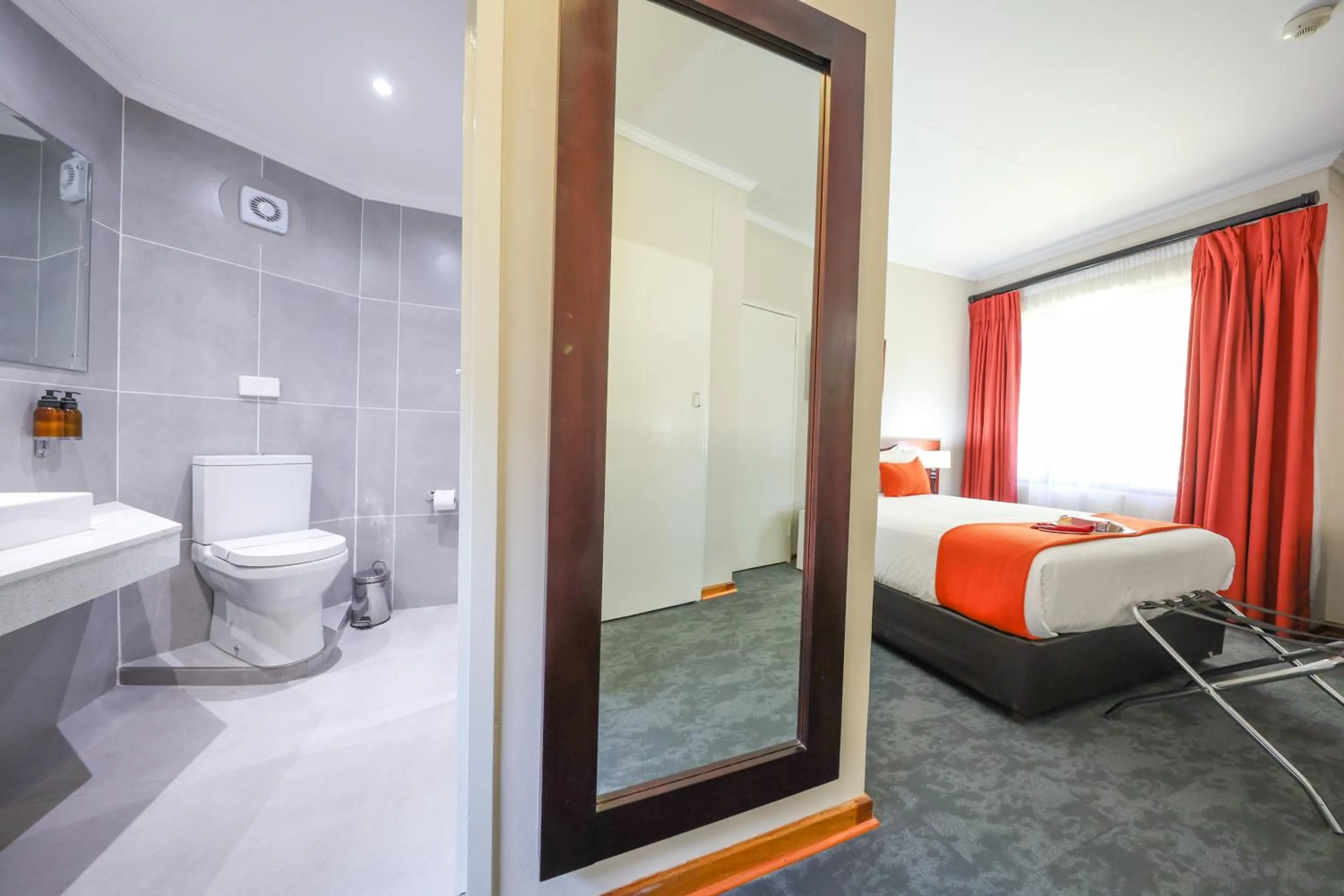 Shower in Cresta Botsalo Hotel