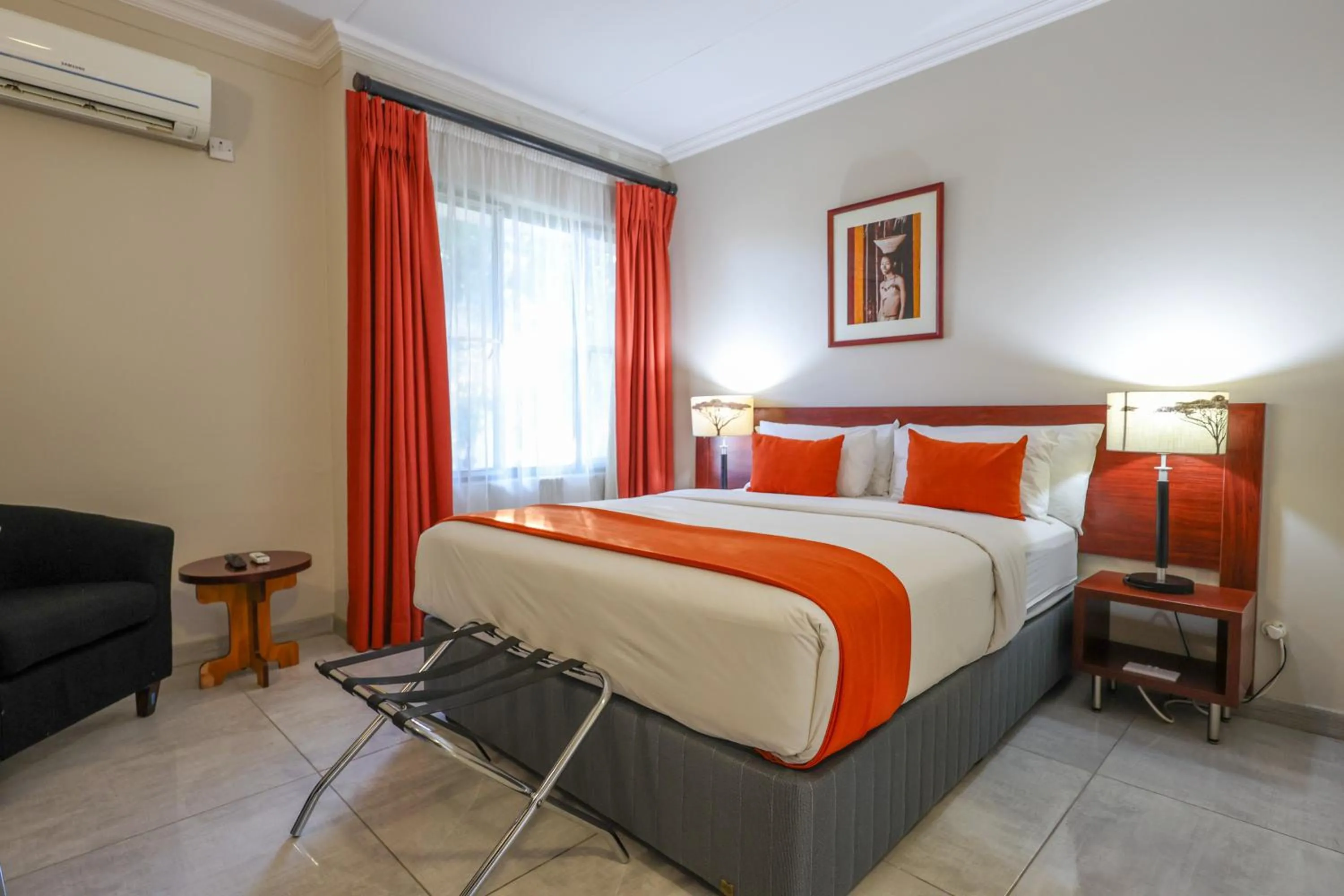 Bed in Cresta Botsalo Hotel