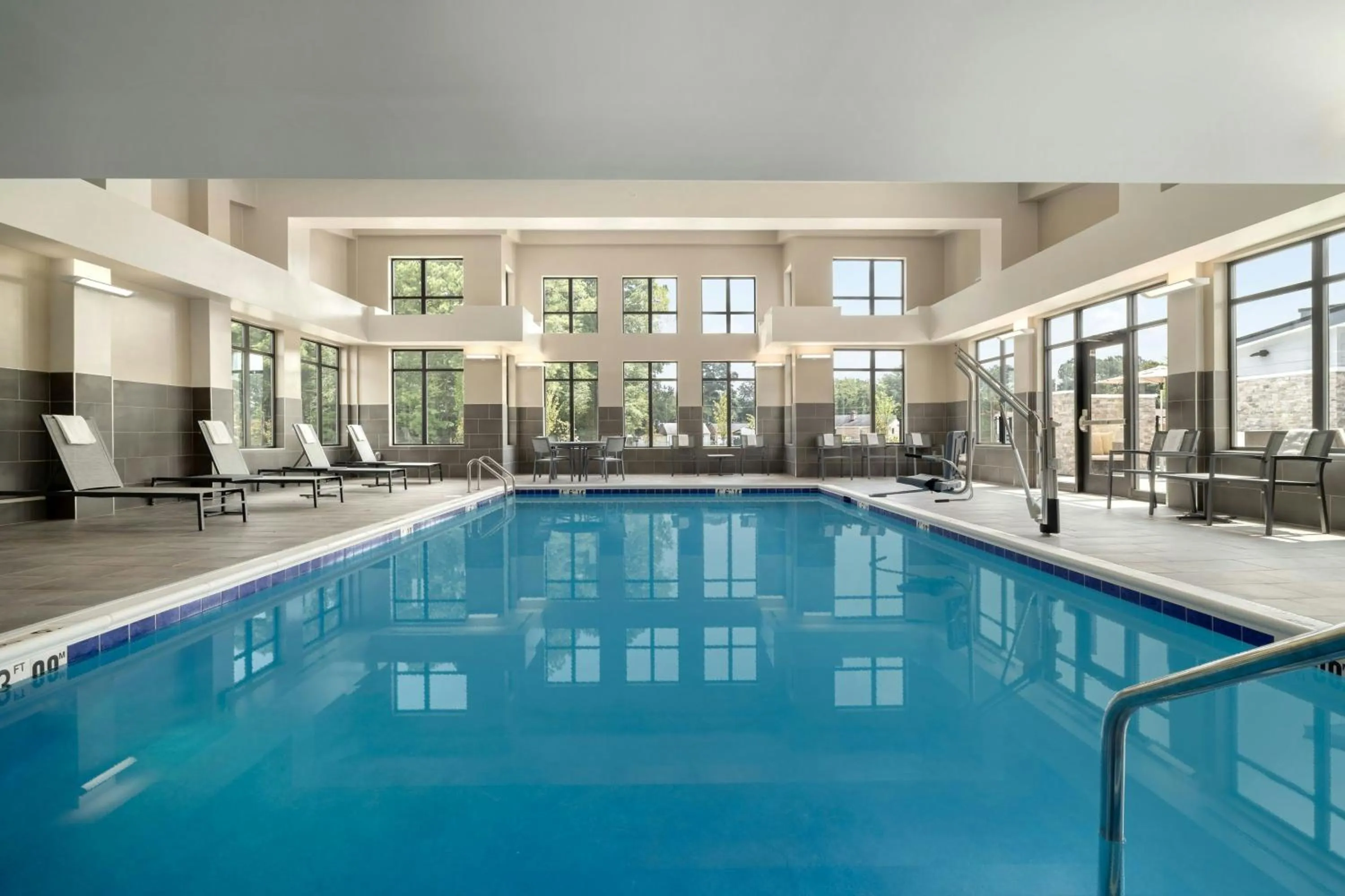Swimming pool in Residence Inn Richmond Airport
