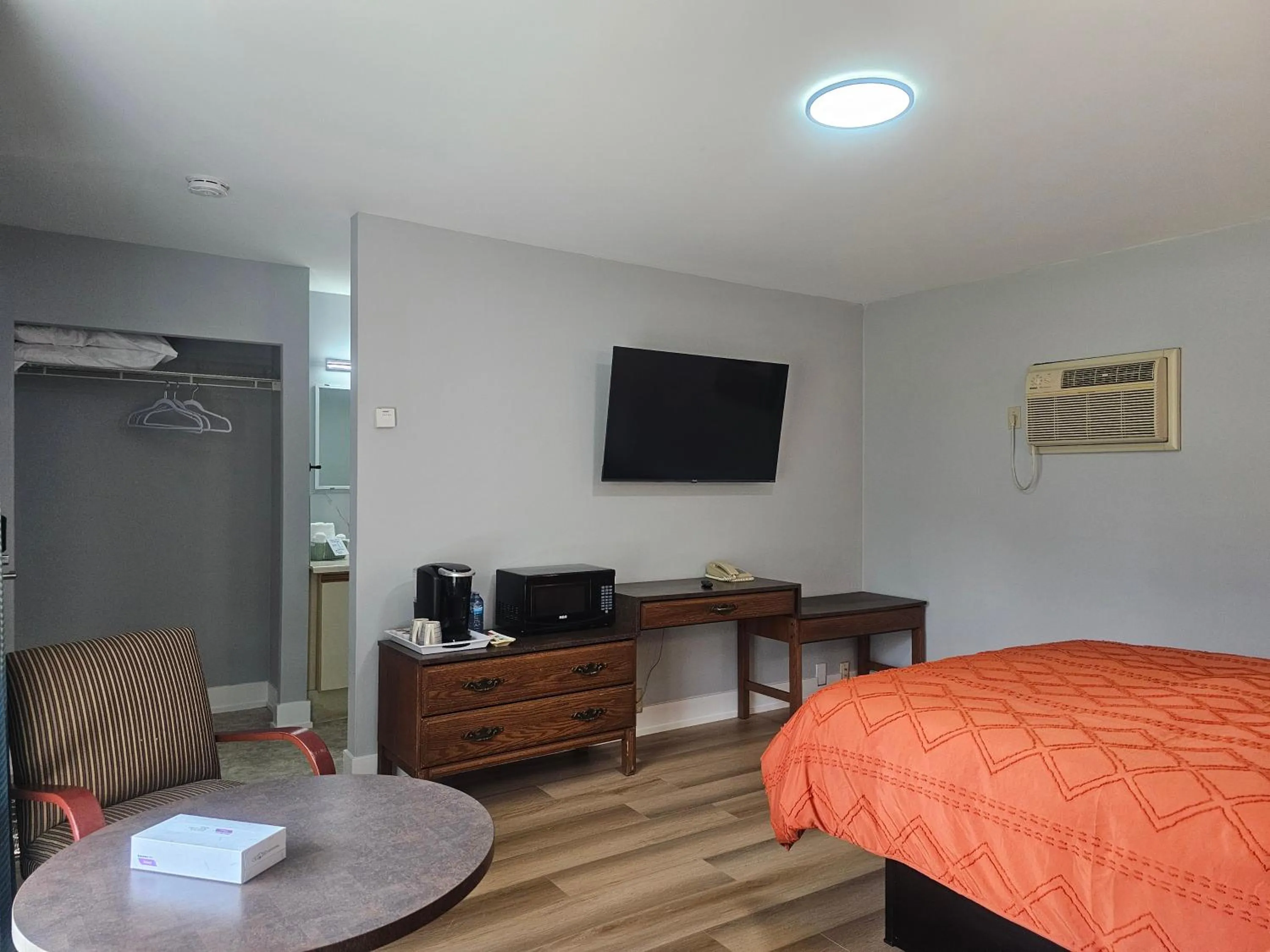 Bed in Arrowhead Inn by Baaman's