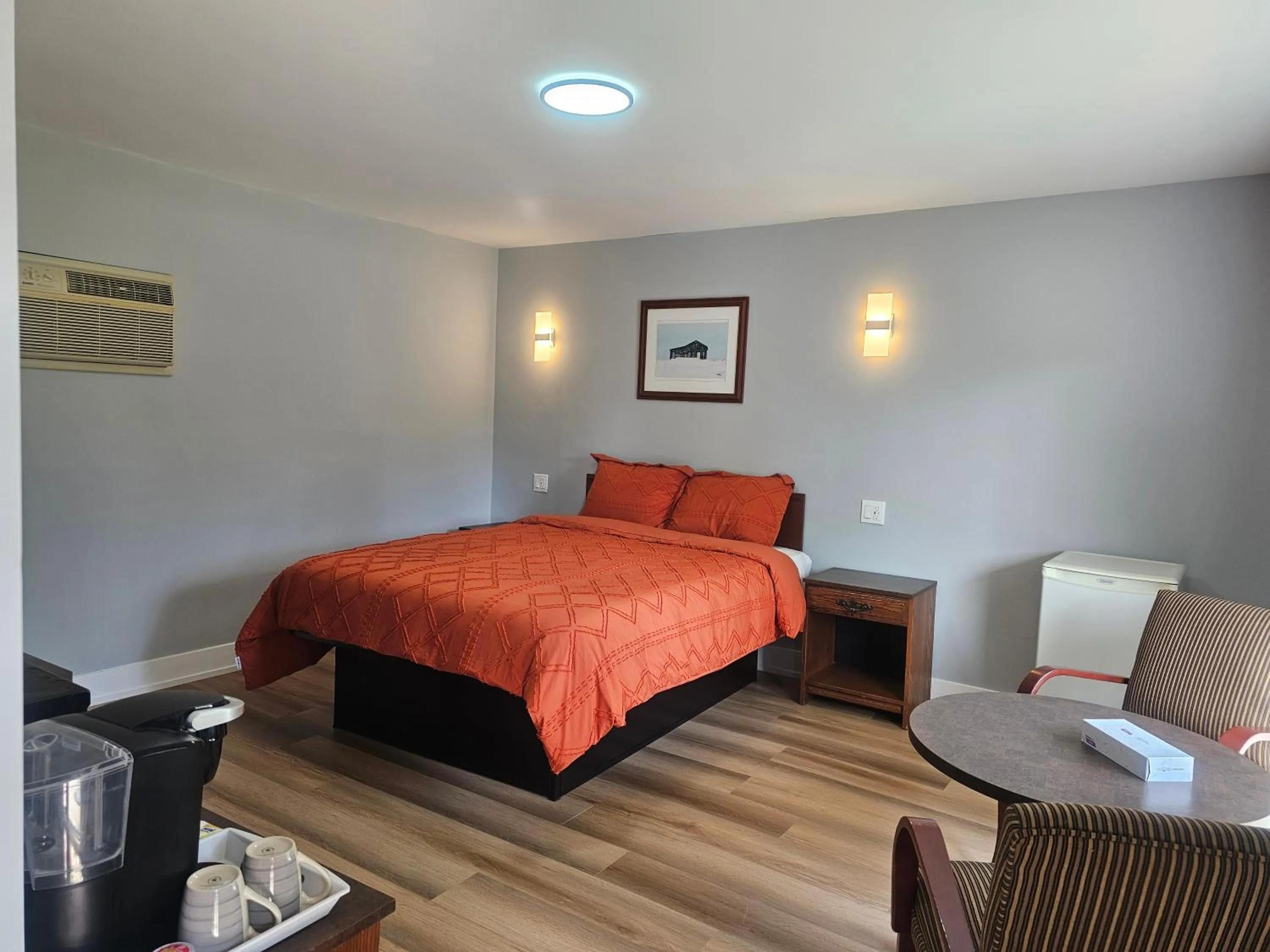 Photo of the whole room, Bed in Arrowhead Inn by Baaman's