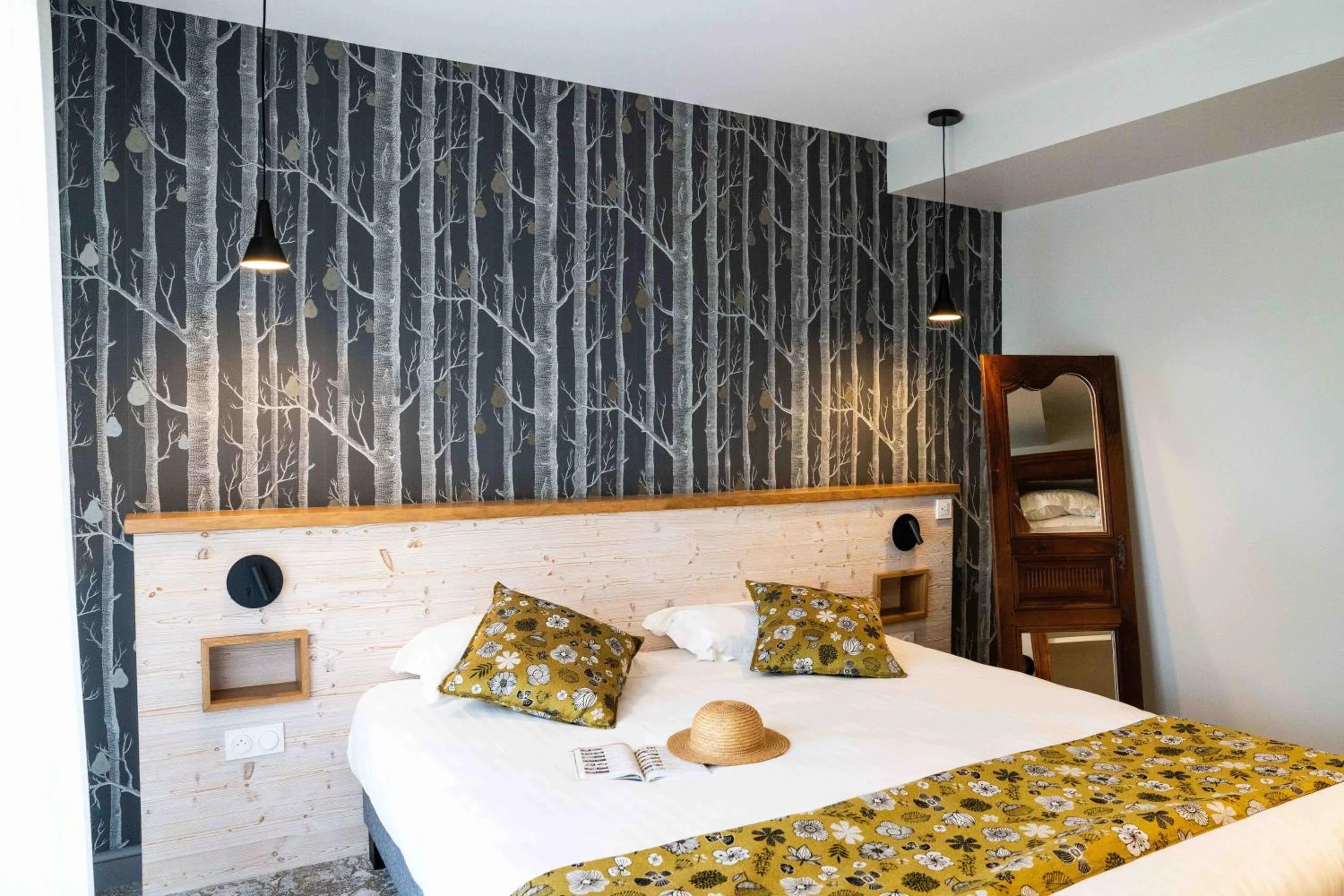 Bed in Logis Hôtels Gnàc é Pause