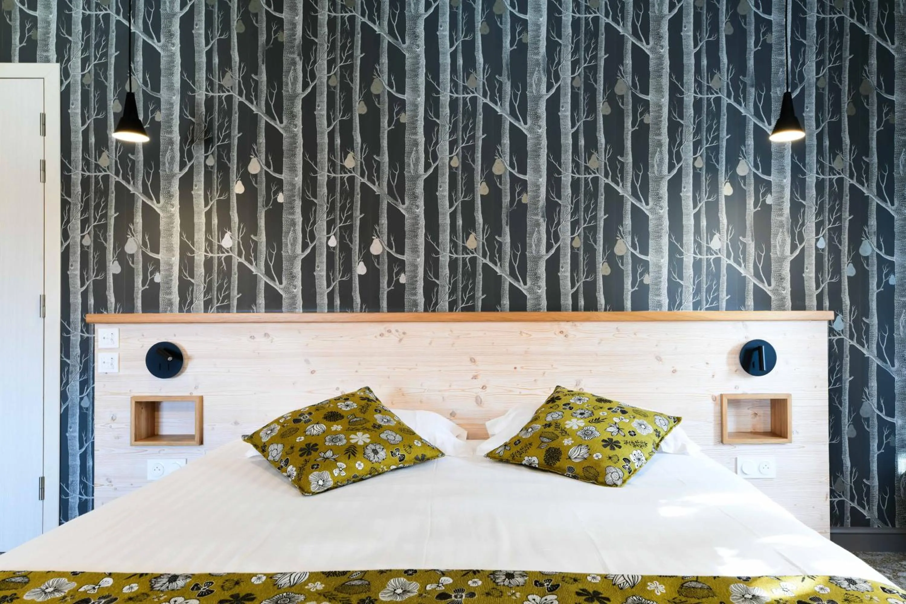 Bed in Logis Hôtels Gnàc é Pause