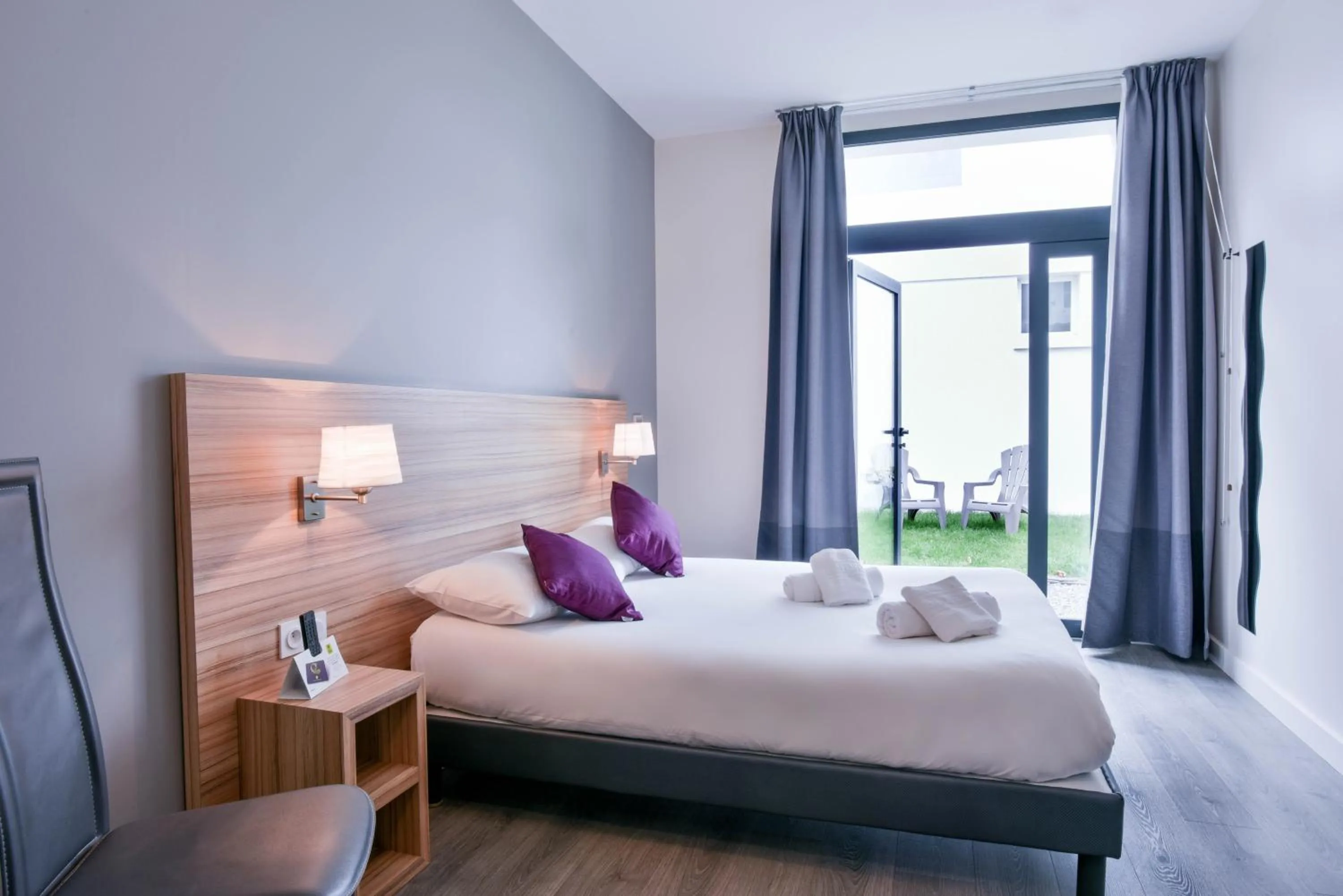 Bed in Logis Hôtels Gnàc é Pause