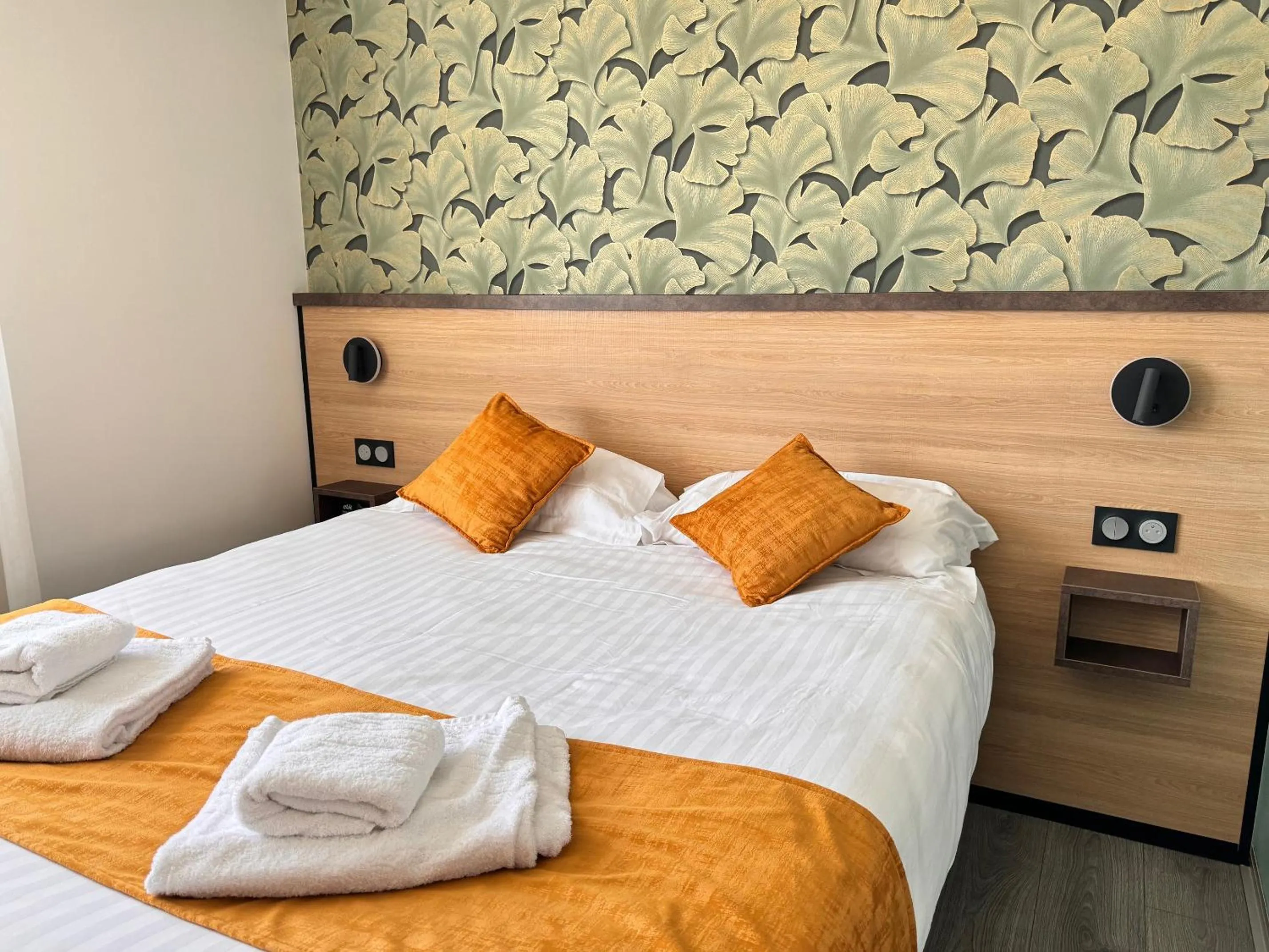 Bed in Logis Hôtels Gnàc é Pause