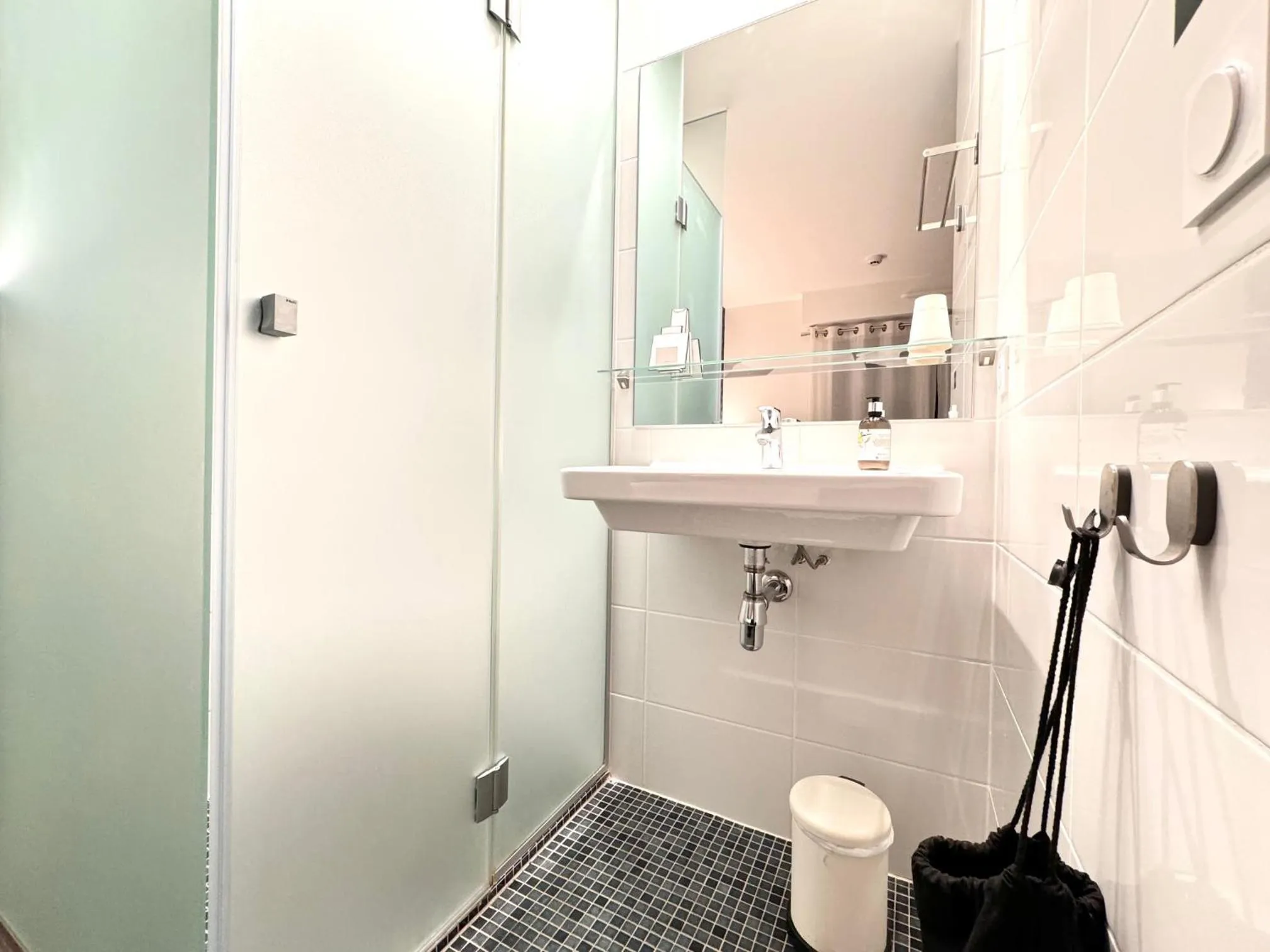 Shower in Logis Hôtels Gnàc é Pause