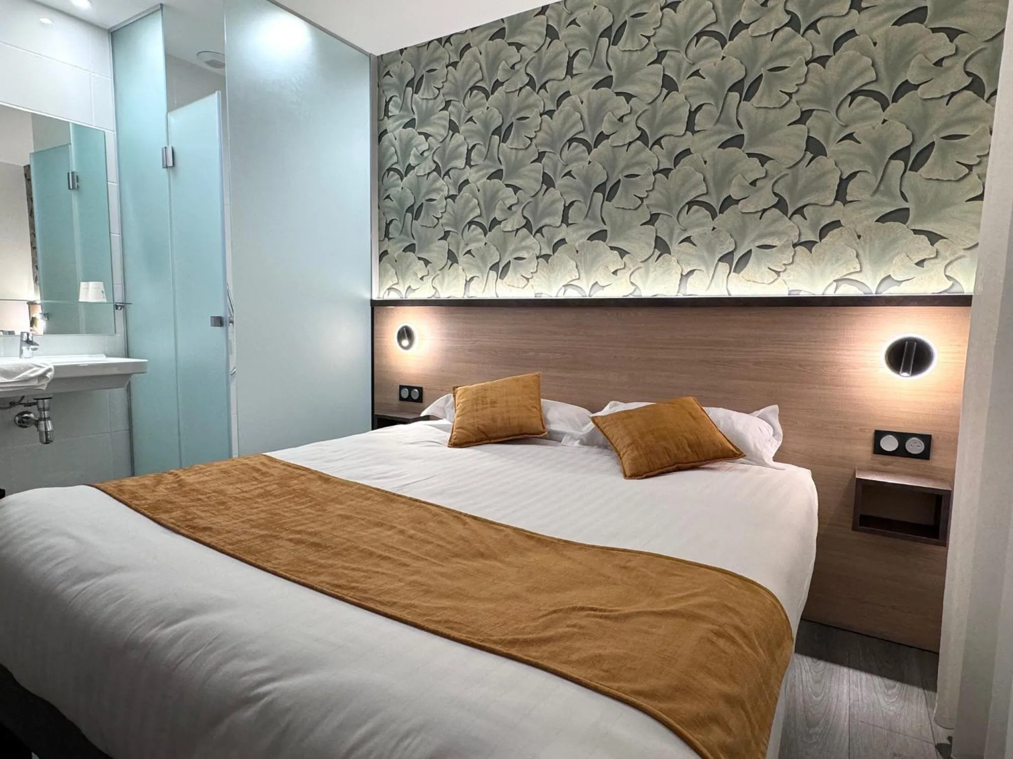 Bed in Logis Hôtels Gnàc é Pause