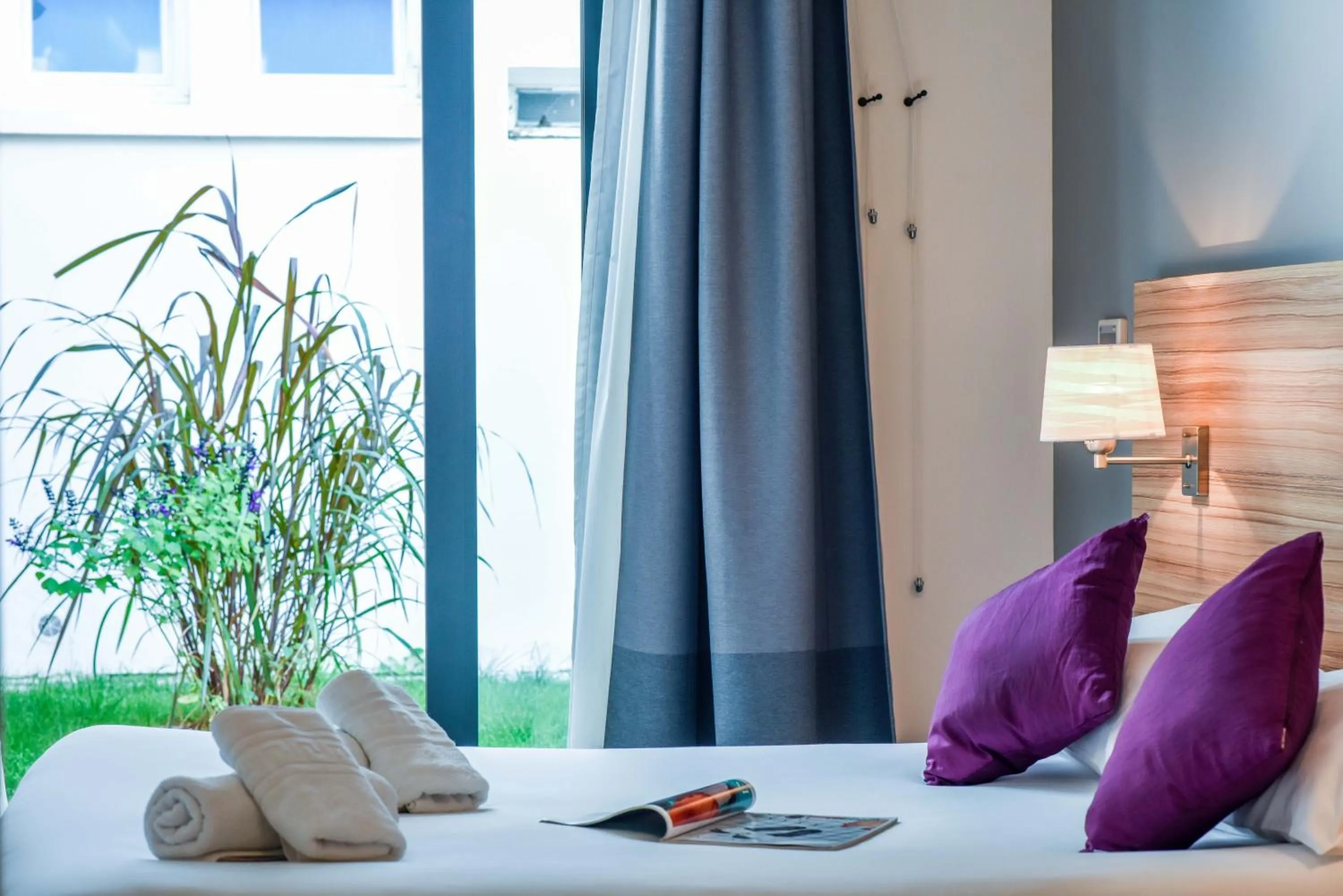 Bed in Logis Hôtels Gnàc é Pause