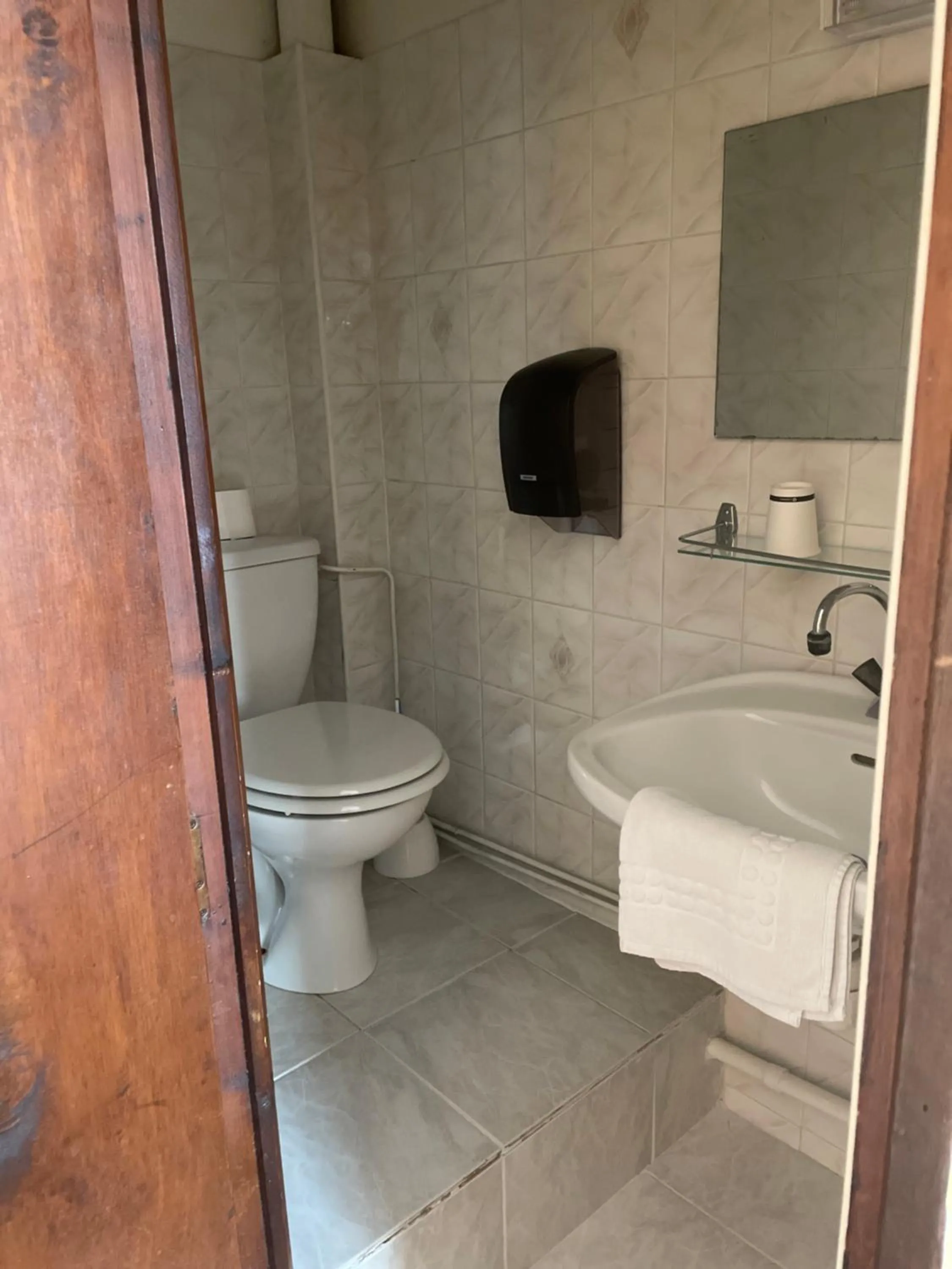 Toilet in Hotel Restaurant L'Escale