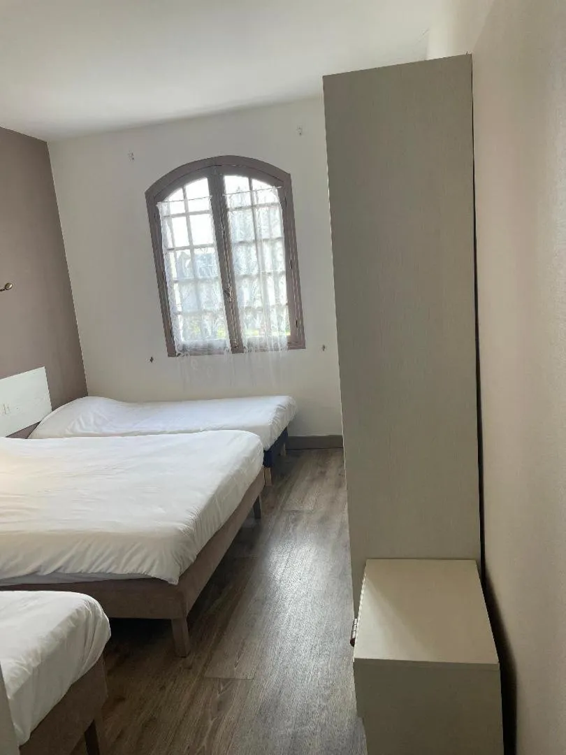 Bed in Hotel Restaurant L'Escale